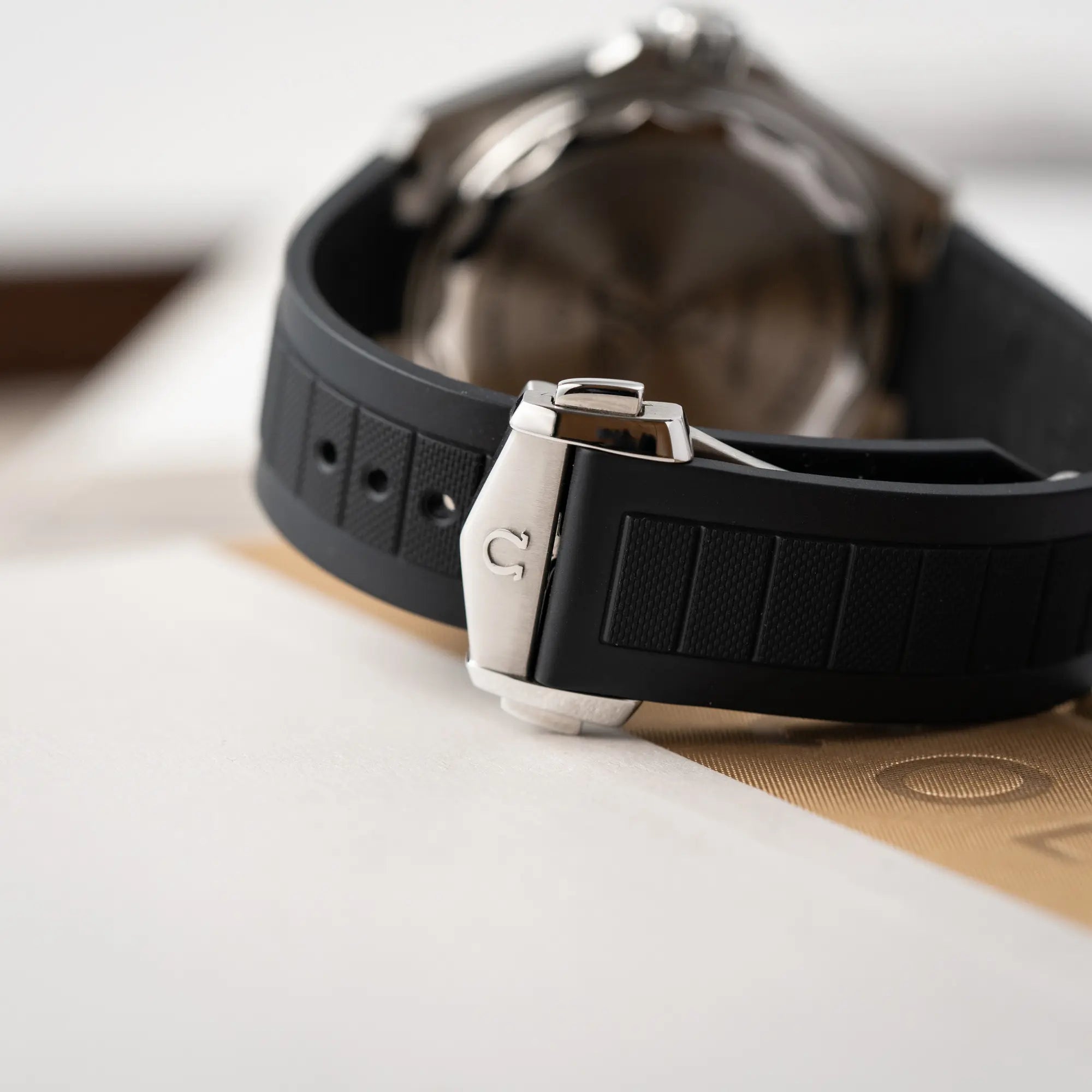 Faltschliesse der Omega Seamaster Planet Ocean der Referenz 217.32.42.21.01.001 (4. Generation) mit schwarzem Zifferblatt und Lünette am schwarzen Kautschuk-Armband