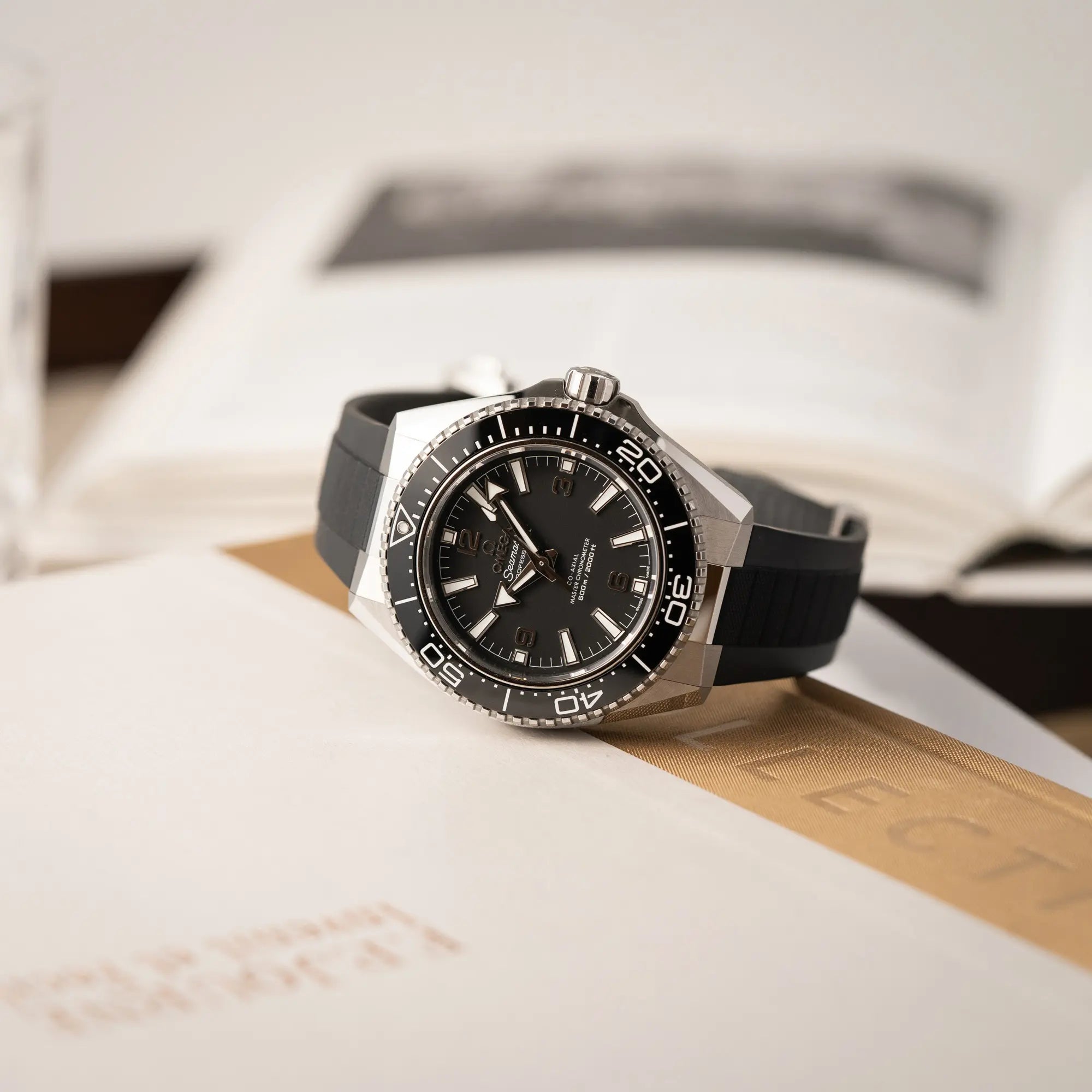 Produktfotografie der Omega Seamaster Planet Ocean der Referenz 217.32.42.21.01.001 (4. Generation) mit schwarzem Zifferblatt und Lünette am schwarzen Kautschuk-Armband