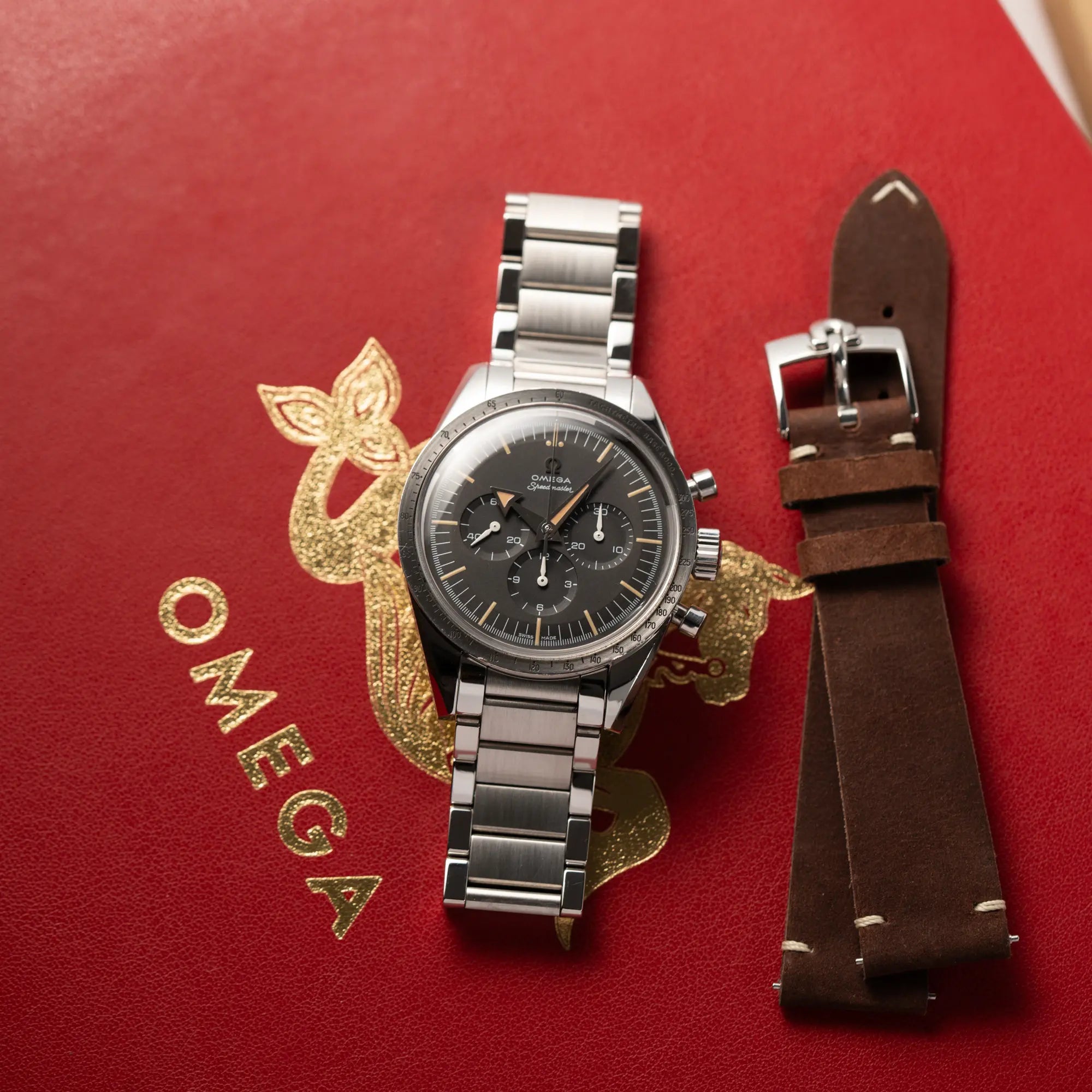 Produktfotografie als Titelbild für die Omega Speedmaster 1957 Trilogy Limited Edition mit einem anthrazitfarbenen Zifferblatt mit Vintage-Look und dem original Omega-Stahlband im Ed-White-Design