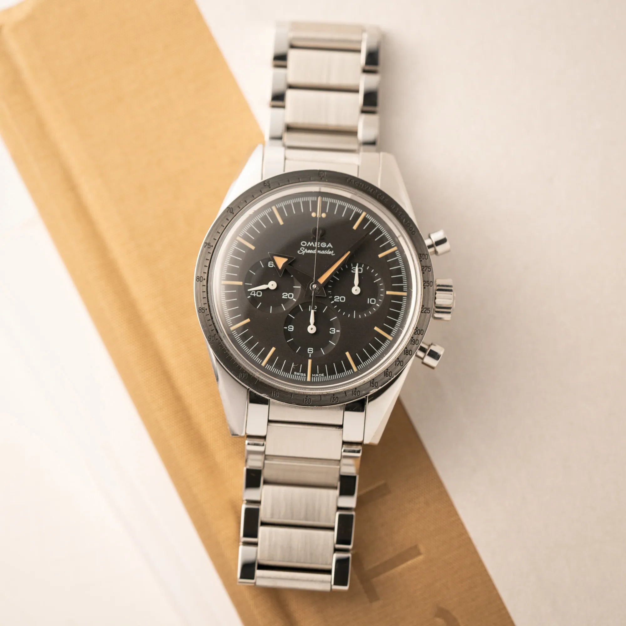 Produktfotografie der Omega Speedmaster 1957 Trilogy Limited Edition mit einem anthrazitfarbenen Zifferblatt mit Vintage-Look und dem original Omega-Stahlband im Ed-White-Design