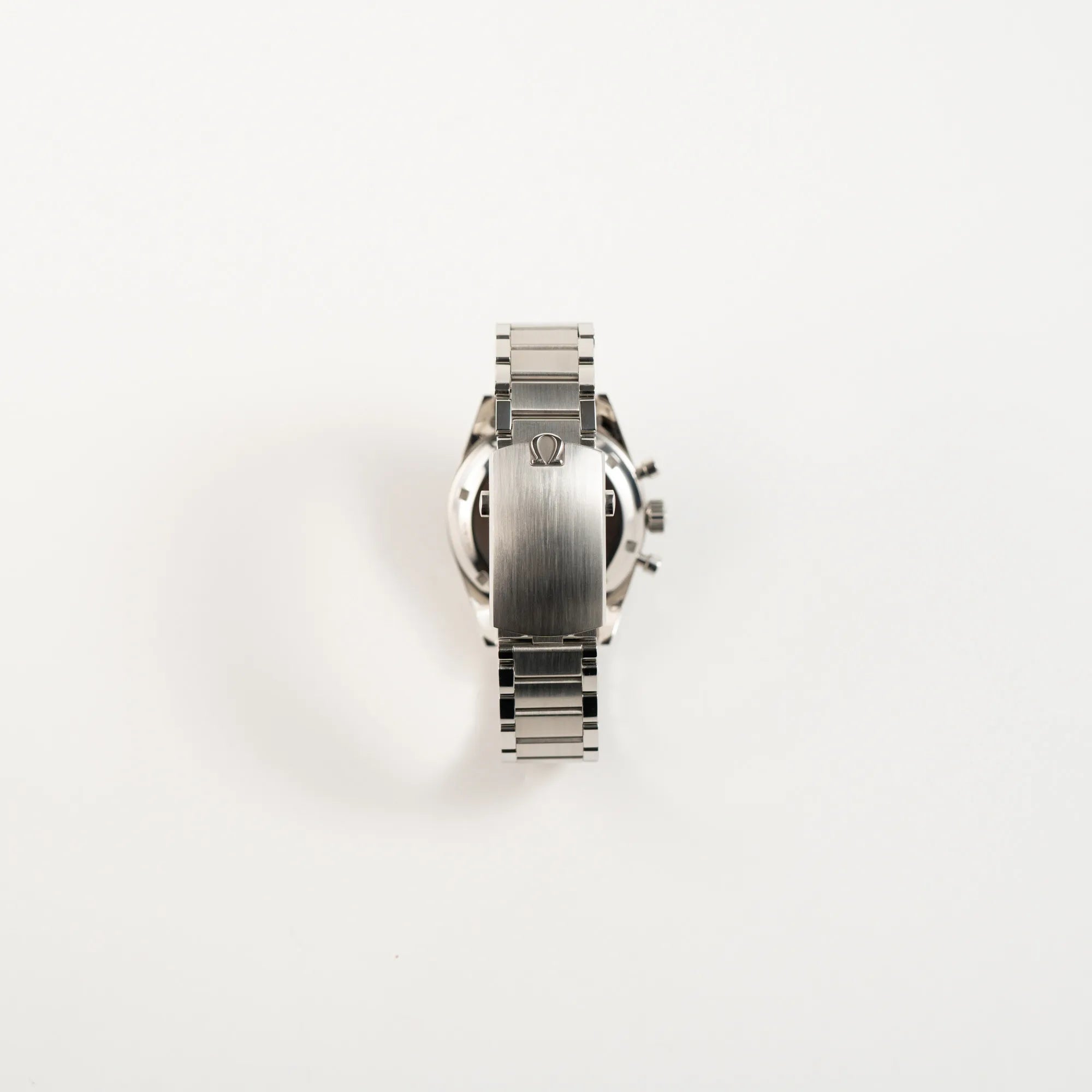 Blick auf die Faltschliesse der Omega Speedmaster 1957 Trilogy Limited Edition mit einem anthrazitfarbenen Zifferblatt mit Vintage-Look und dem original Omega-Stahlband im Ed-White-Design