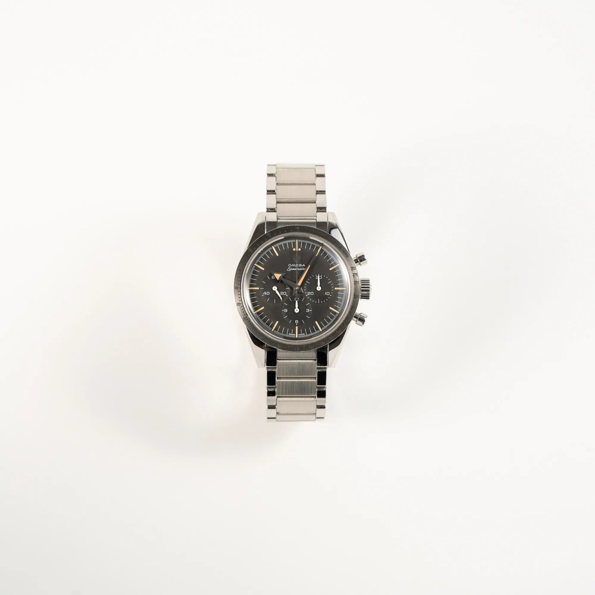 Frontale Ansicht der Omega Speedmaster 1957 Trilogy Limited Edition mit einem anthrazitfarbenen Zifferblatt mit Vintage-Look und dem original Omega-Stahlband im Ed-White-Design