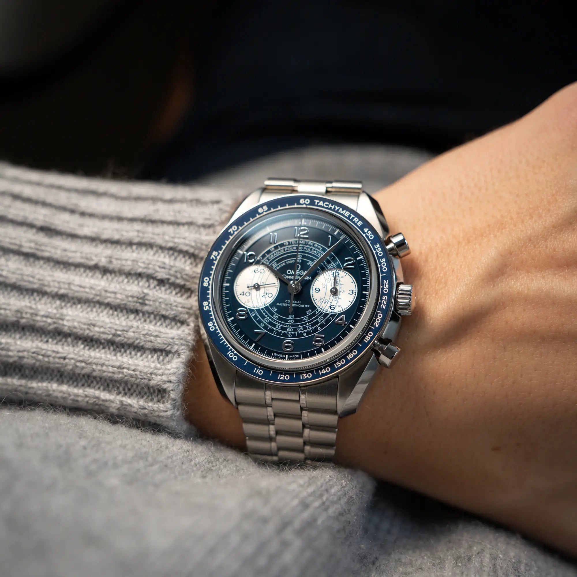 Wristshot mit der Omega Speedmaster Chronoscope aus Edelstahl mit blauem Zifferblatt und Pulsometerskala, sowie Telemeterskala