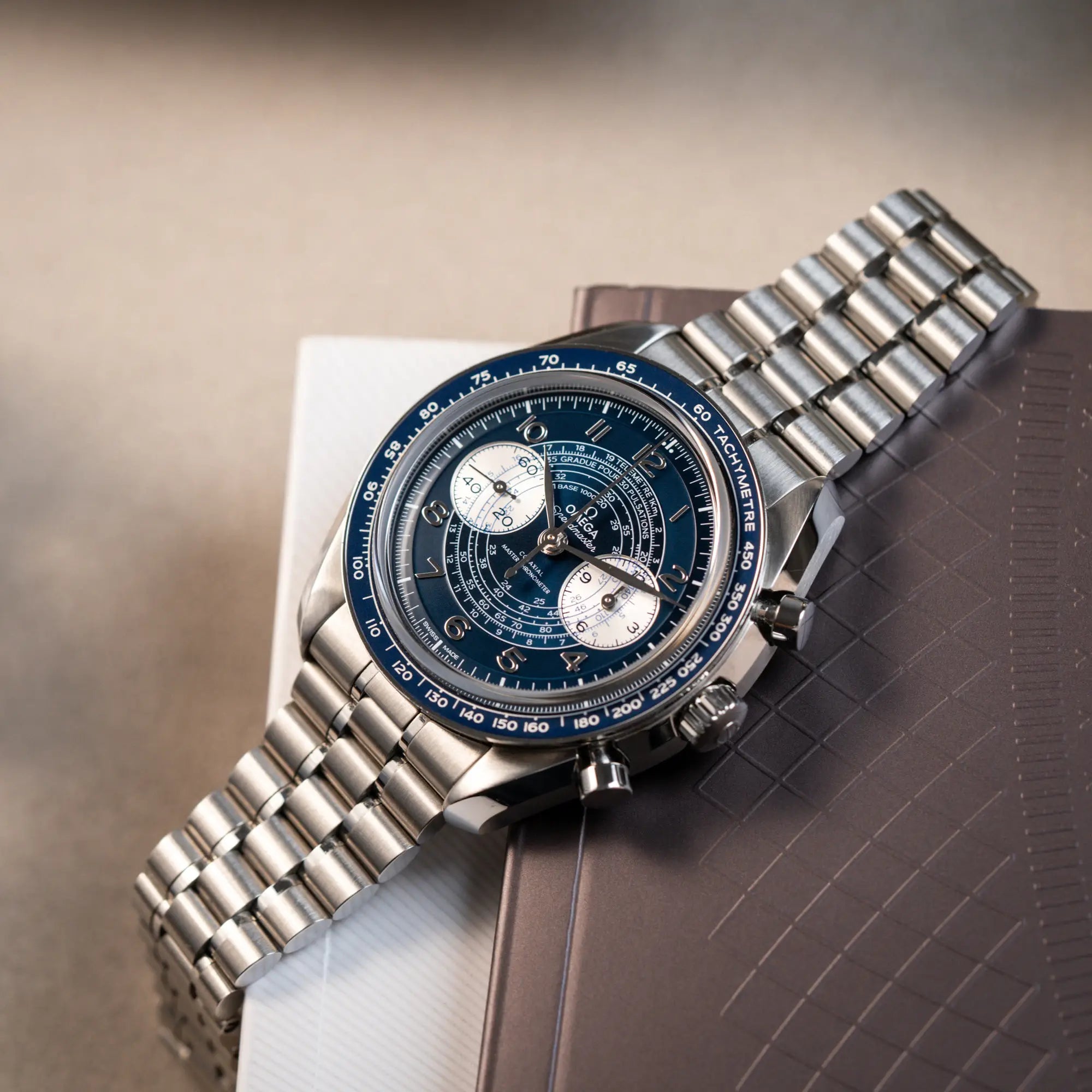 Produktfotografie als Titelbild für die Omega Speedmaster Chronoscope aus Edelstahl mit blauem Zifferblatt und Pulsometerskala, sowie Telemeterskala
