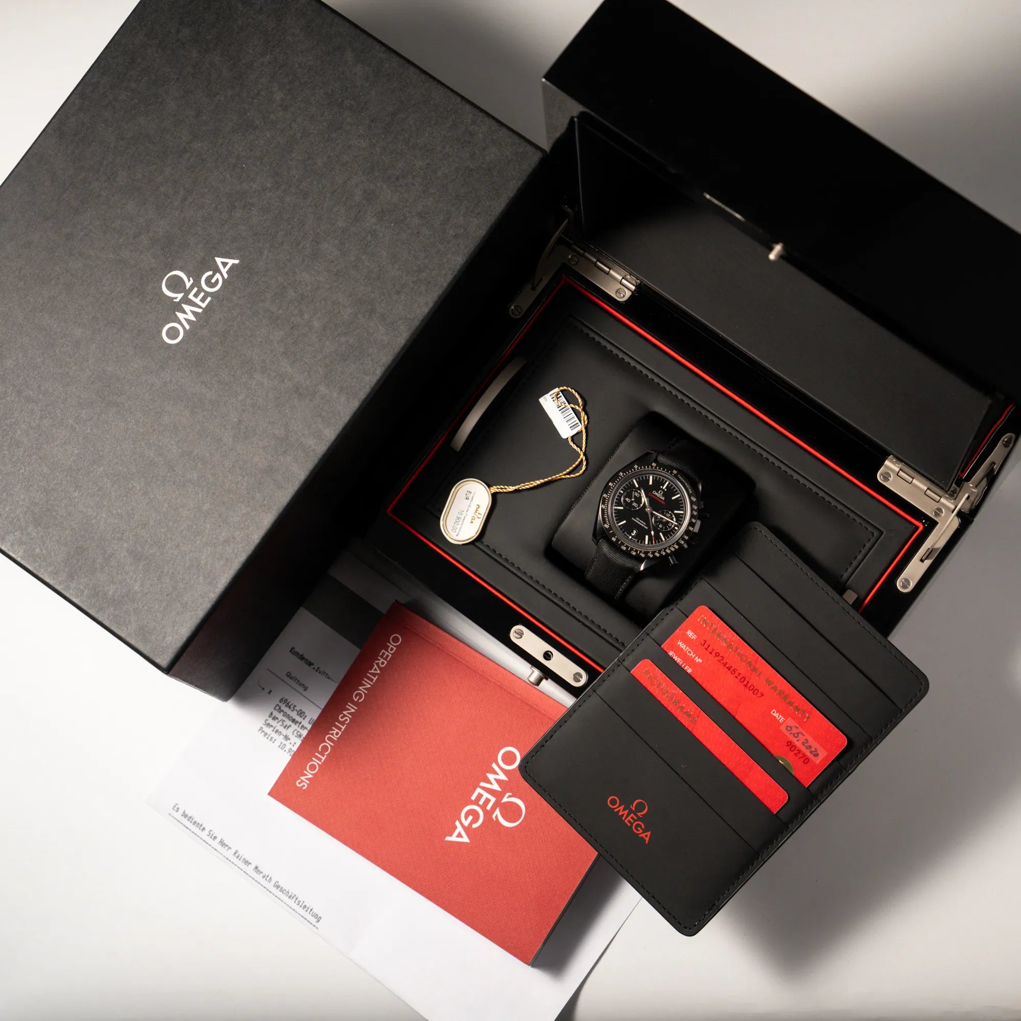 Omega Speedmaster "Darkside of the Moon" Chronograph mit schwarzem Zifferblatt und aus schwarzer Keramik gefertigtem Gehäuse zusammen mit dem Lieferumfang bestehend aus Box mit Umkarton, Hangtags, Bedienungsanleitung und original Papiere