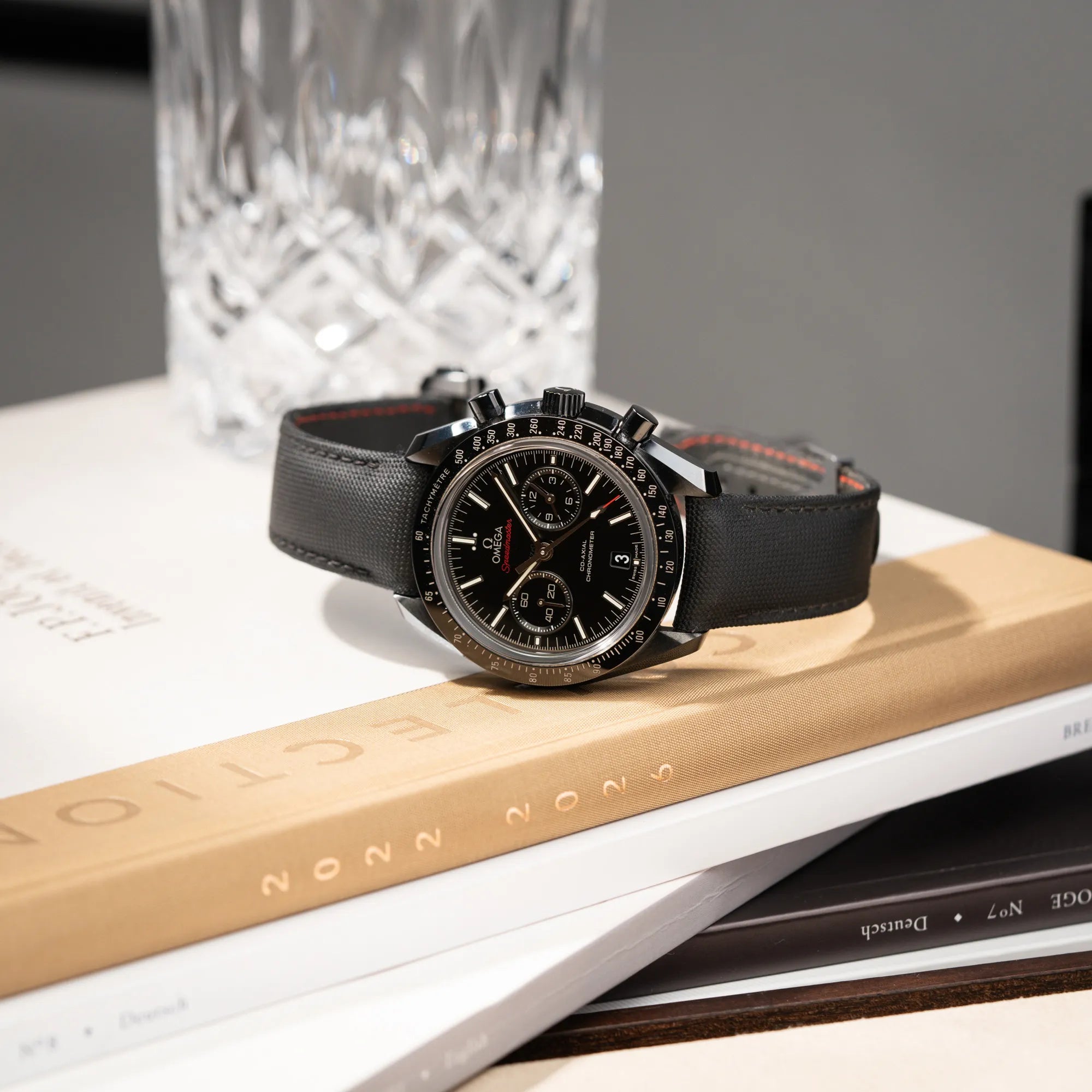 Produktfotografie des Omega Speedmaster "Darkside of the Moon" Chronograph mit schwarzem Zifferblatt und aus schwarzer Keramik gefertigtem Gehäuse