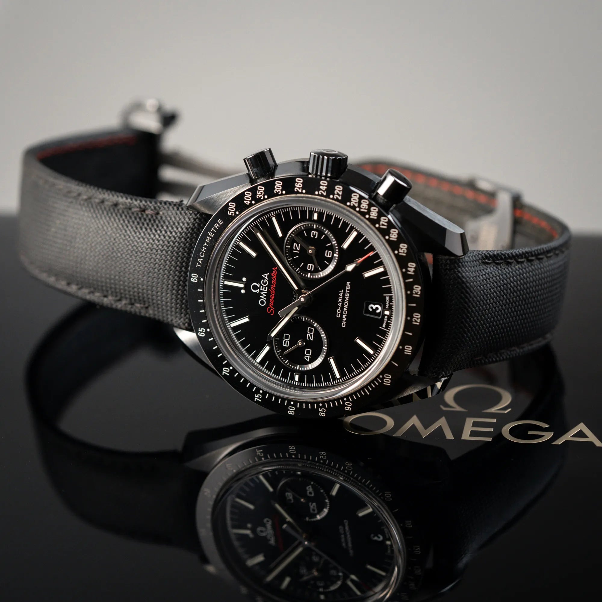 Produktfotografie der Omega Speedmaster "Darkside of the Moon" Chronograph mit schwarzem Zifferblatt und aus schwarzer Keramik gefertigtem Gehäuse