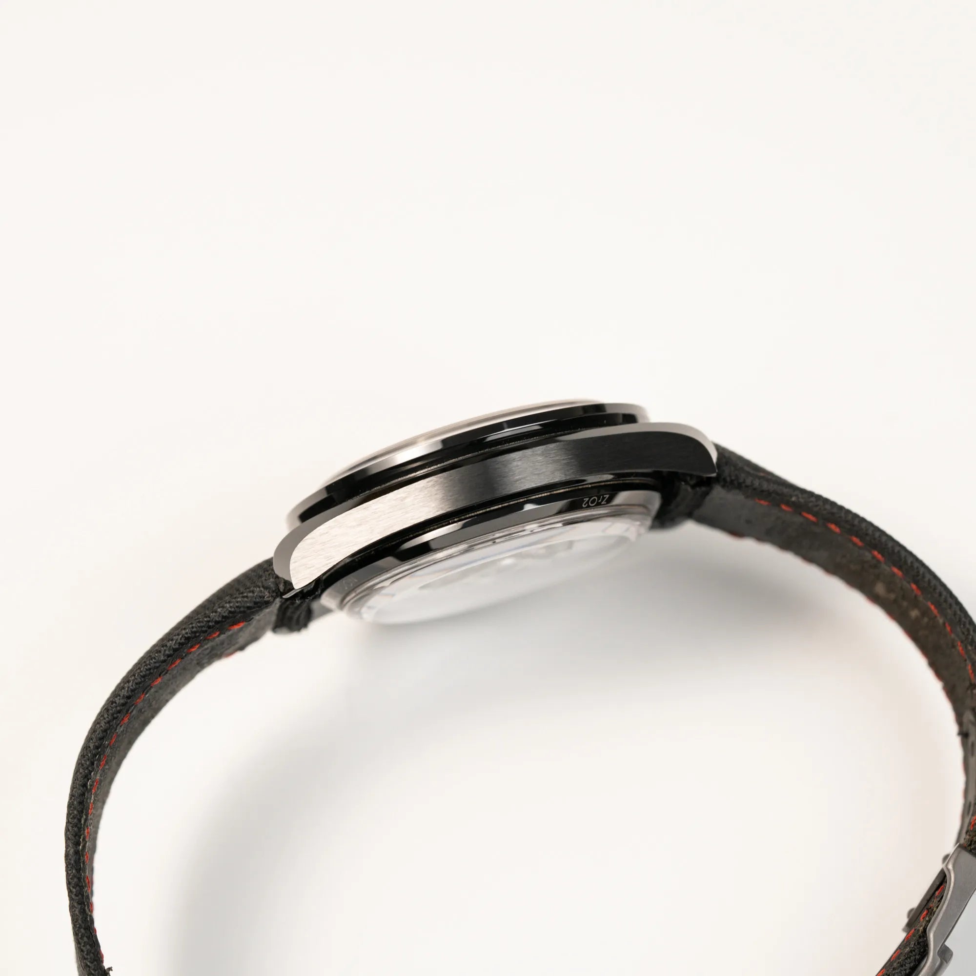 Seitliche Gehäuseflanke des Omega Speedmaster "Darkside of the Moon" Chronograph mit schwarzem Zifferblatt und aus schwarzer Keramik gefertigtem Gehäuse