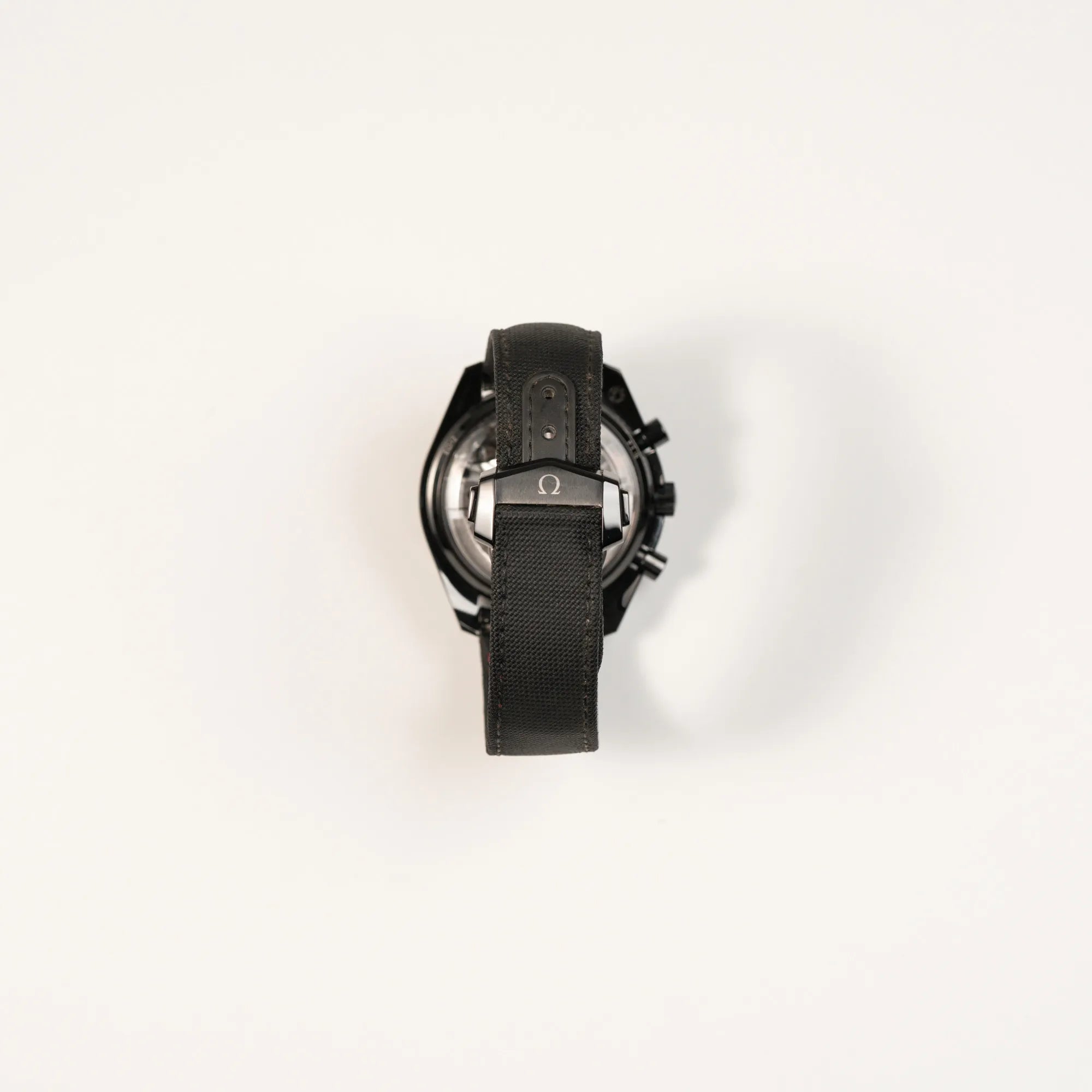 Blick auf die Faltschliesse an einem Textil-Kautschuk-Armband von dem Omega Speedmaster "Darkside of the Moon" Chronograph mit schwarzem Zifferblatt und aus schwarzer Keramik gefertigtem Gehäuse