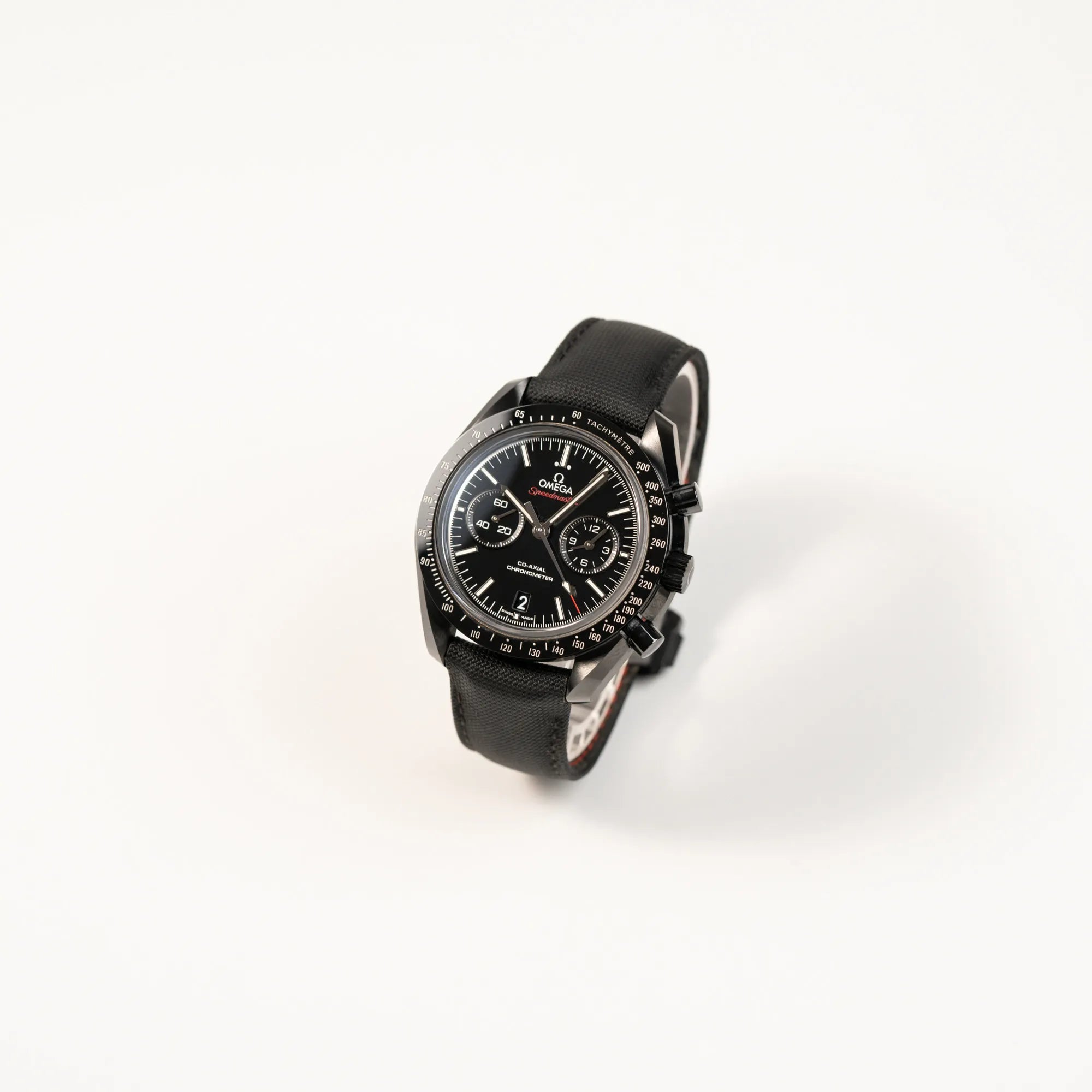 Leicht schräge Ansicht von dem Omega Speedmaster "Darkside of the Moon" Chronograph mit schwarzem Zifferblatt und aus schwarzer Keramik gefertigtem Gehäuse