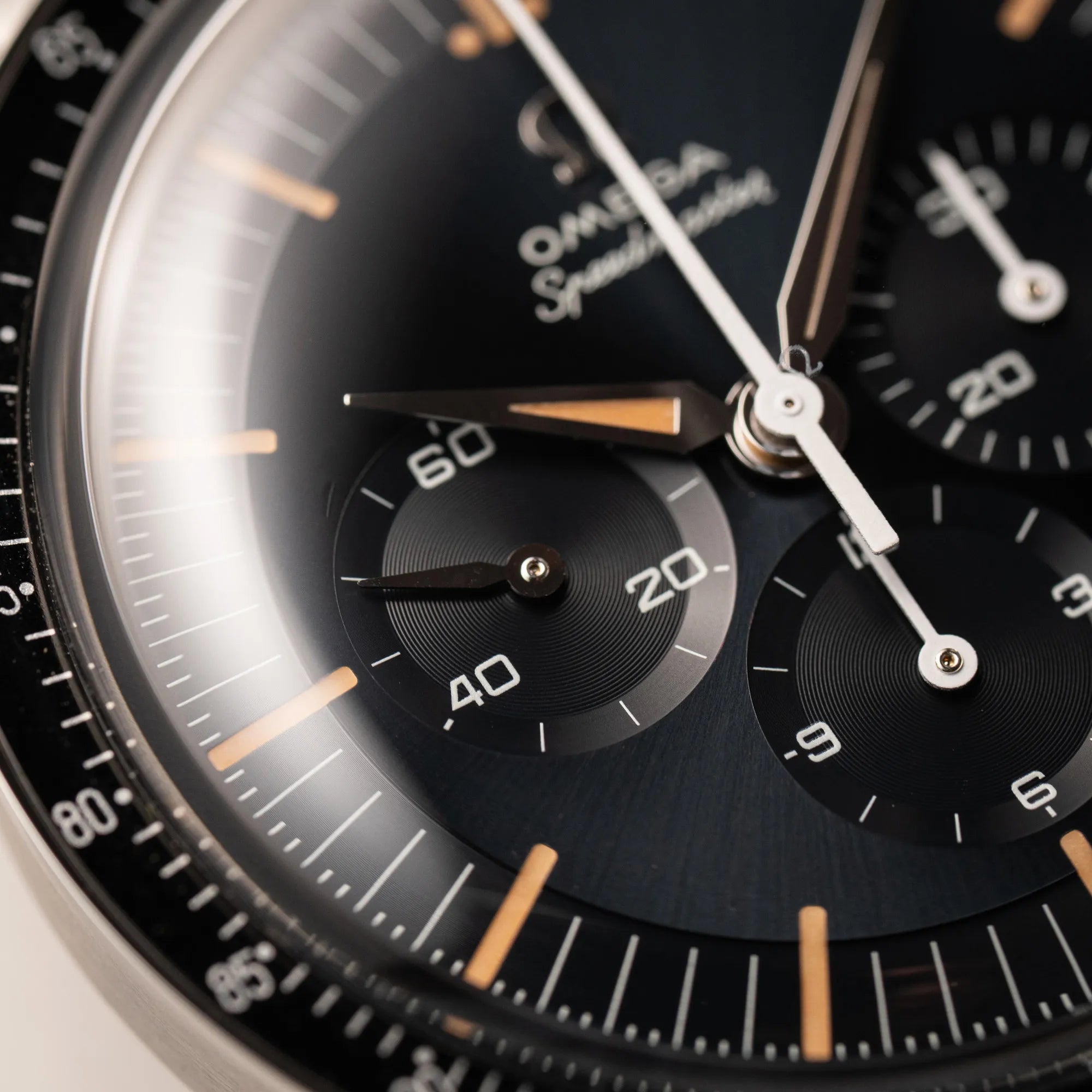 Detailaufnahme des linken Totalisators zum Anzeigen der Sekunden von der Omega Speedmaster FOIS der Referenz 310.30.40.50.06.001 mit dem dunkelblauen Zifferblatt mit dunkel-beigen Indizes im Vintage-Look und einem vom Standard-Modell abgeänderten Stahl-Armband, was beides an das klassische Speedy-Modell erinnert