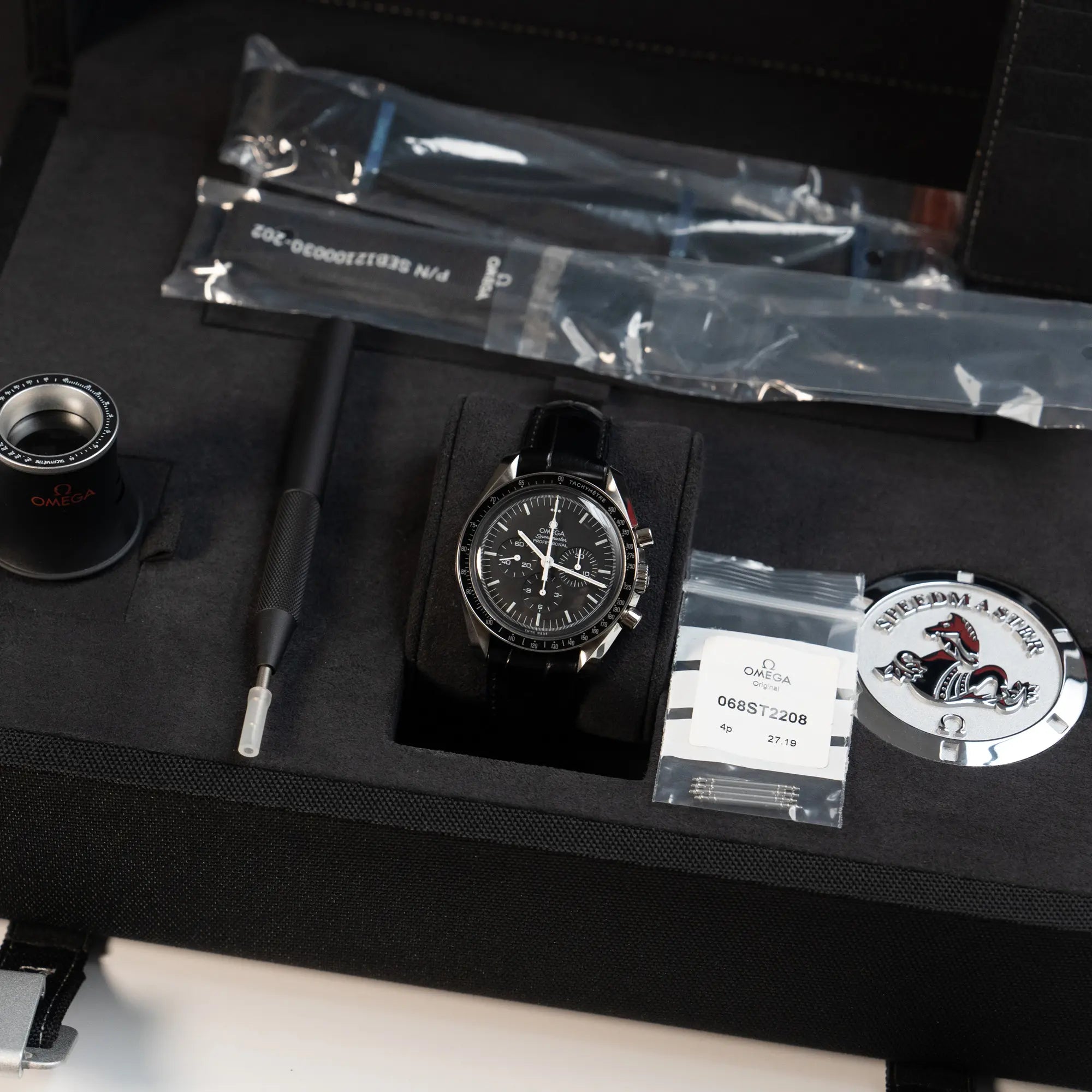 Omega Speedmaster Moonwatch am schwarzen Lederband in der UHrenbox mit allen mitgelieferten Kleinigkeiten