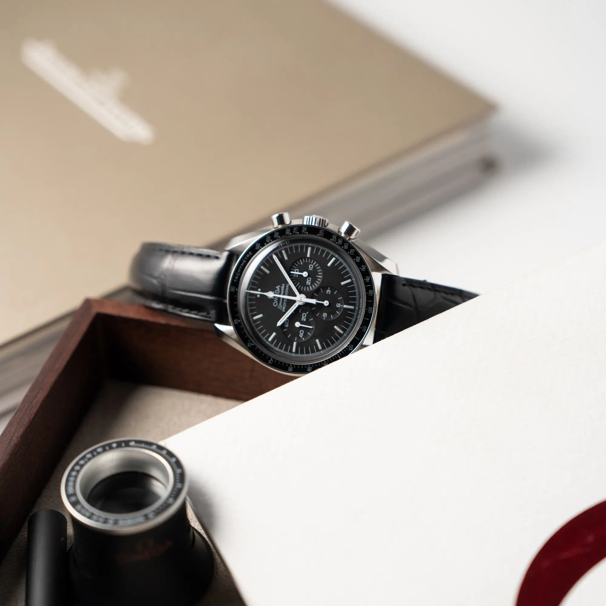 Produktfoto der Omega Speedmaster Moonwatch am schwarzen Lederband