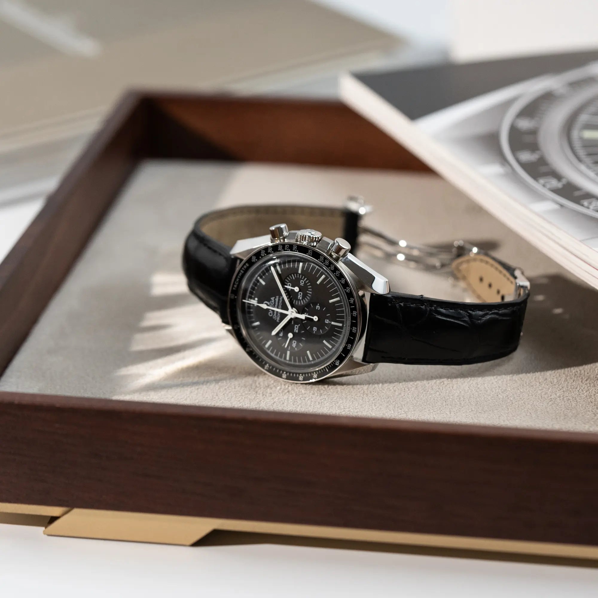 Produktfotografie der Omega Speedmaster Moonwatch am schwarzen Lederband