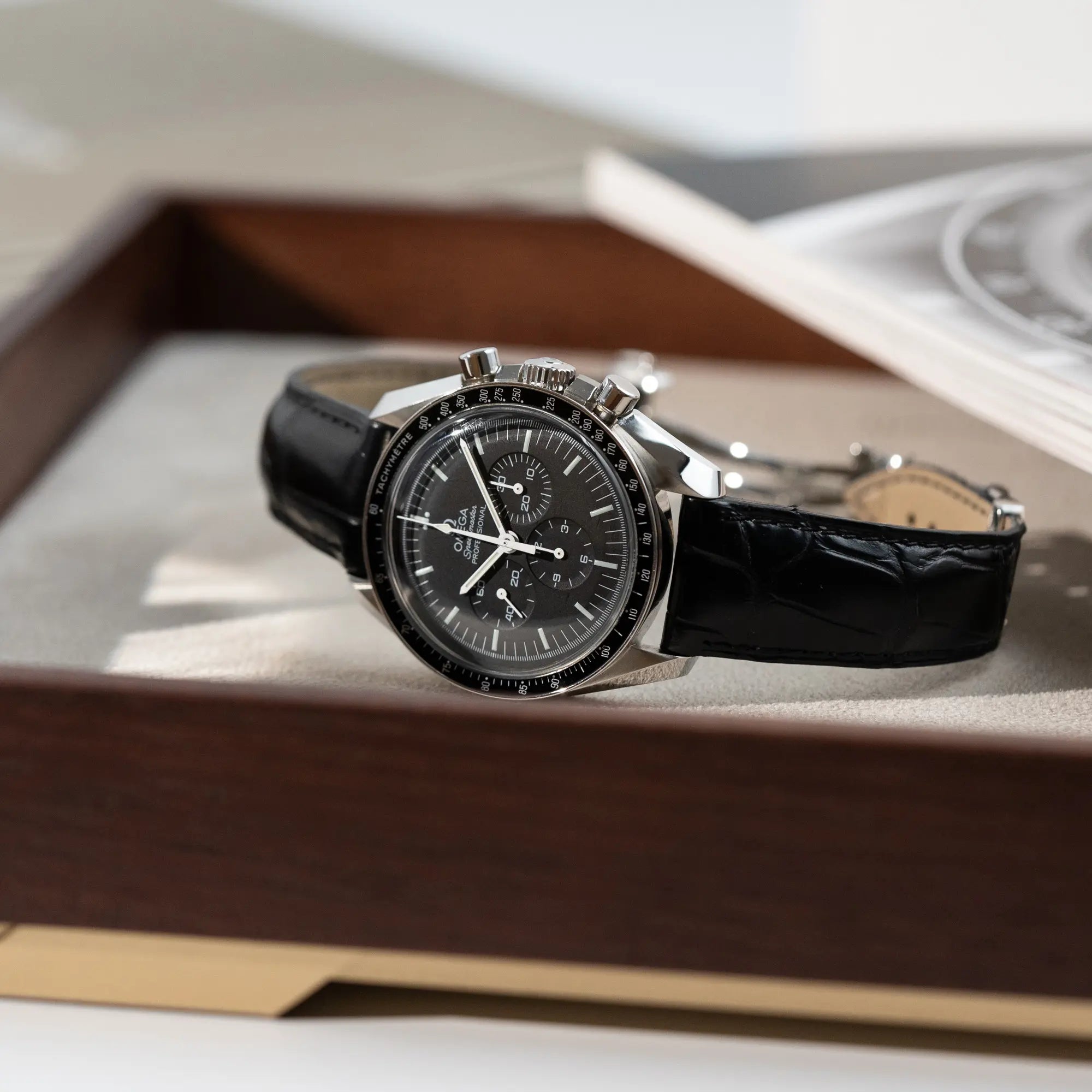 Produktfotografie der Omega Speedmaster Moonwatch am schwarzen Lederband