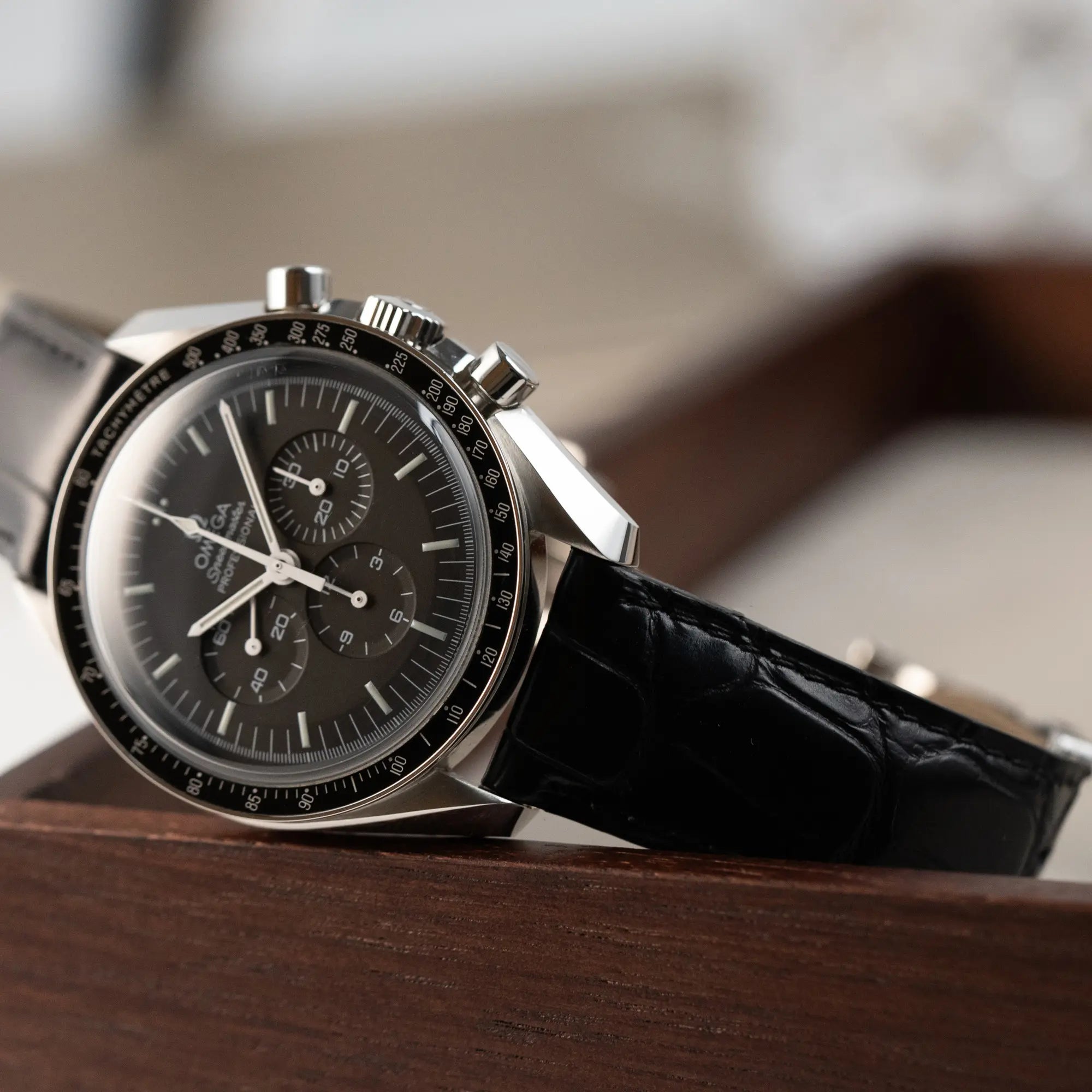 Produktfoto der Omega Speedmaster Moonwatch am schwarzen Lederband