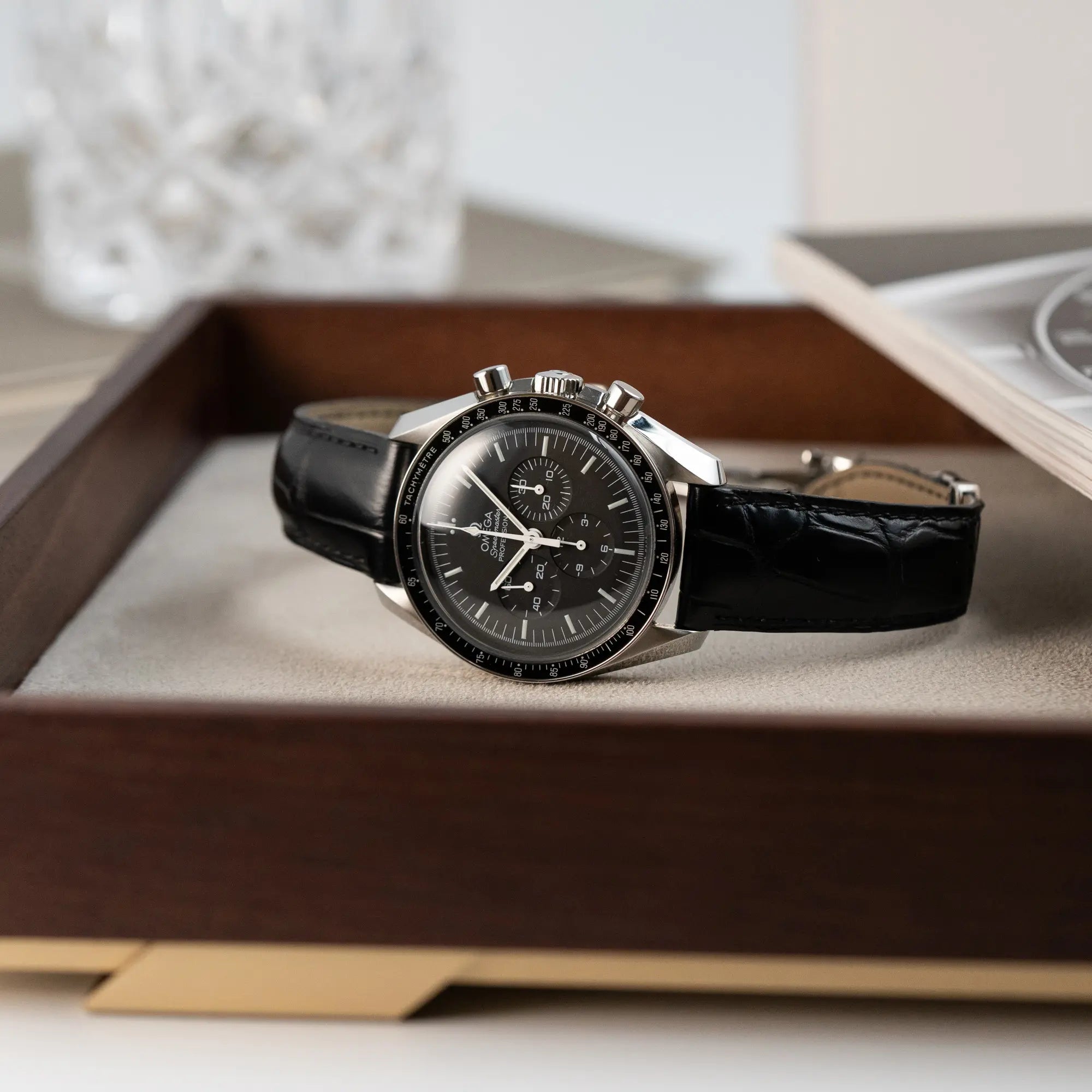 Produktfotografie der Omega Speedmaster Moonwatch am schwarzen Lederband