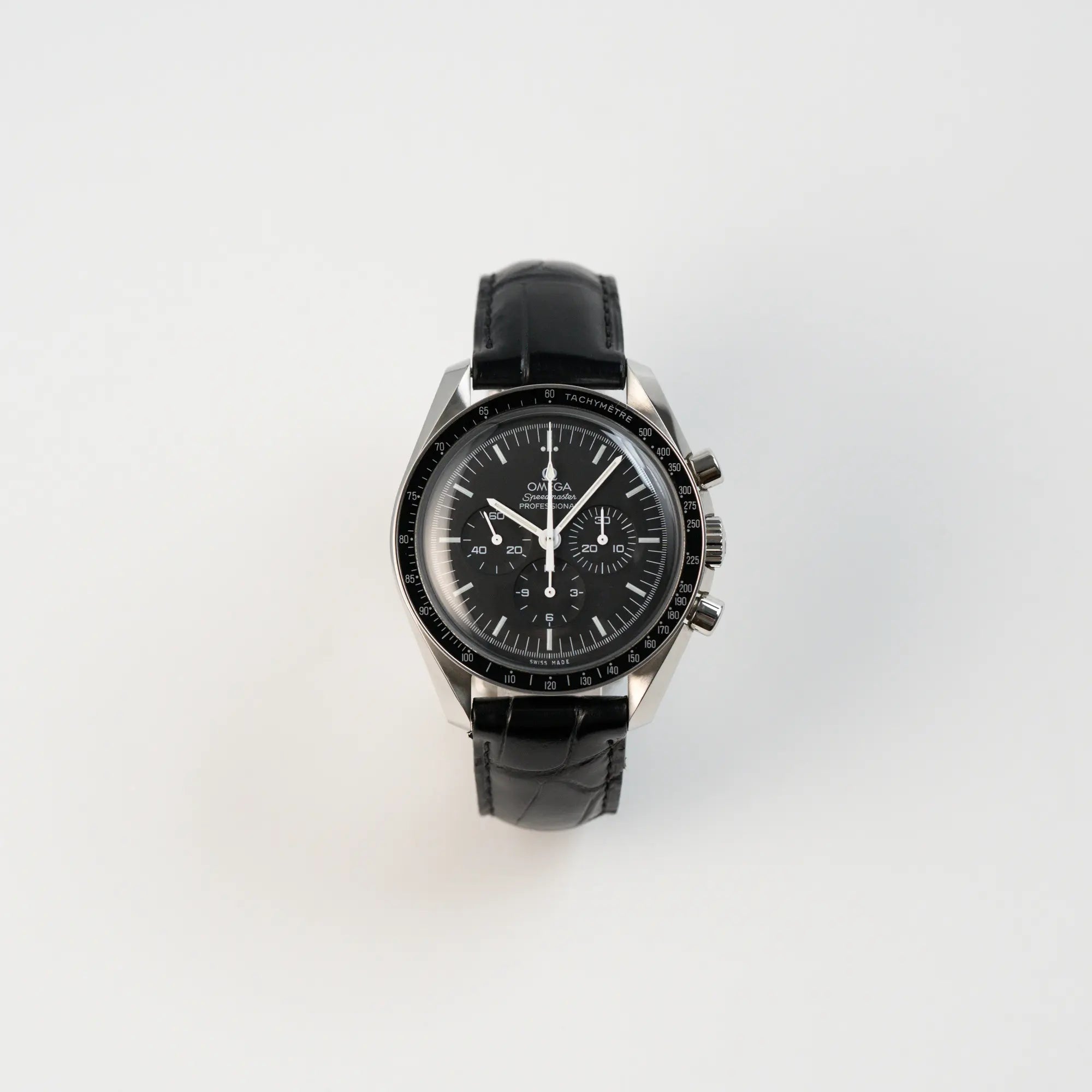 Frontale Ansicht der Omega Speedmaster Professional Moonwatch am schwarzen Lederband