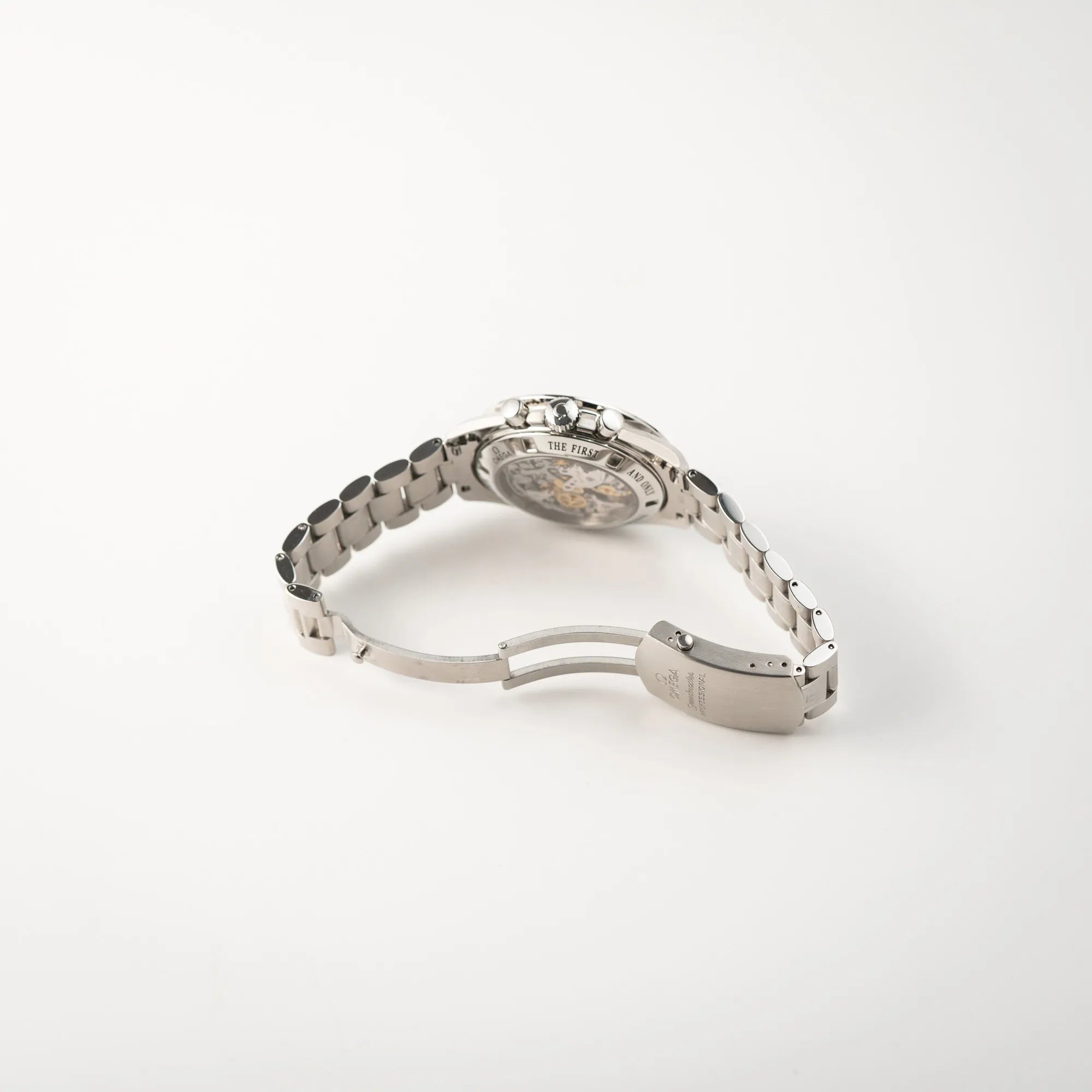 Geöffnete Faltschliesse am Stahlband der Omega Speedmaster Professional Moonwatch mit einem braunen Zifferblatt