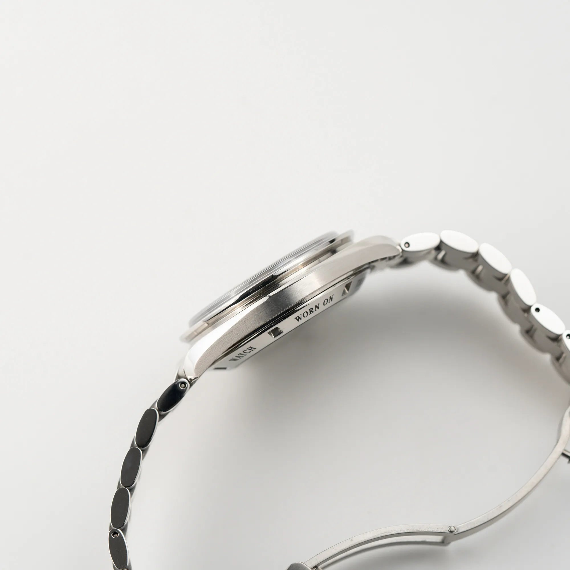 Seitliche Gehäuseflanke der Omega Speedmaster Professional Moonwatch mit einem braunen Zifferblatt