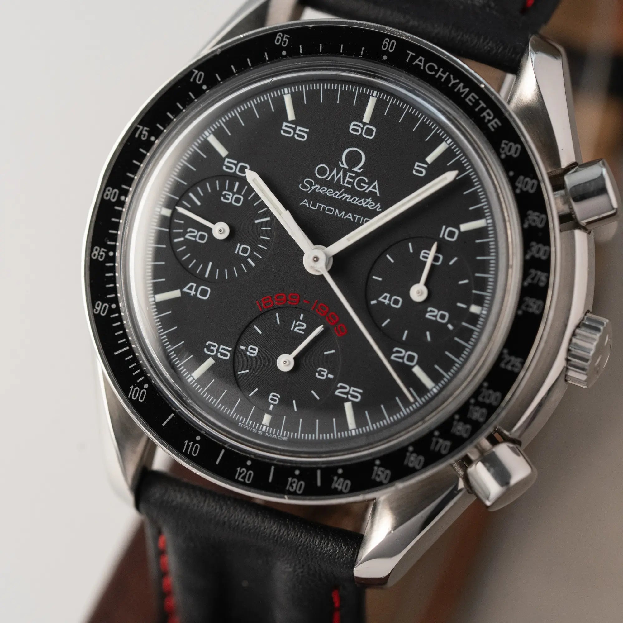 Detailaufnahme der Omega Speedmaster Reduced AC Mailand 100th Anniversary Limited Edition