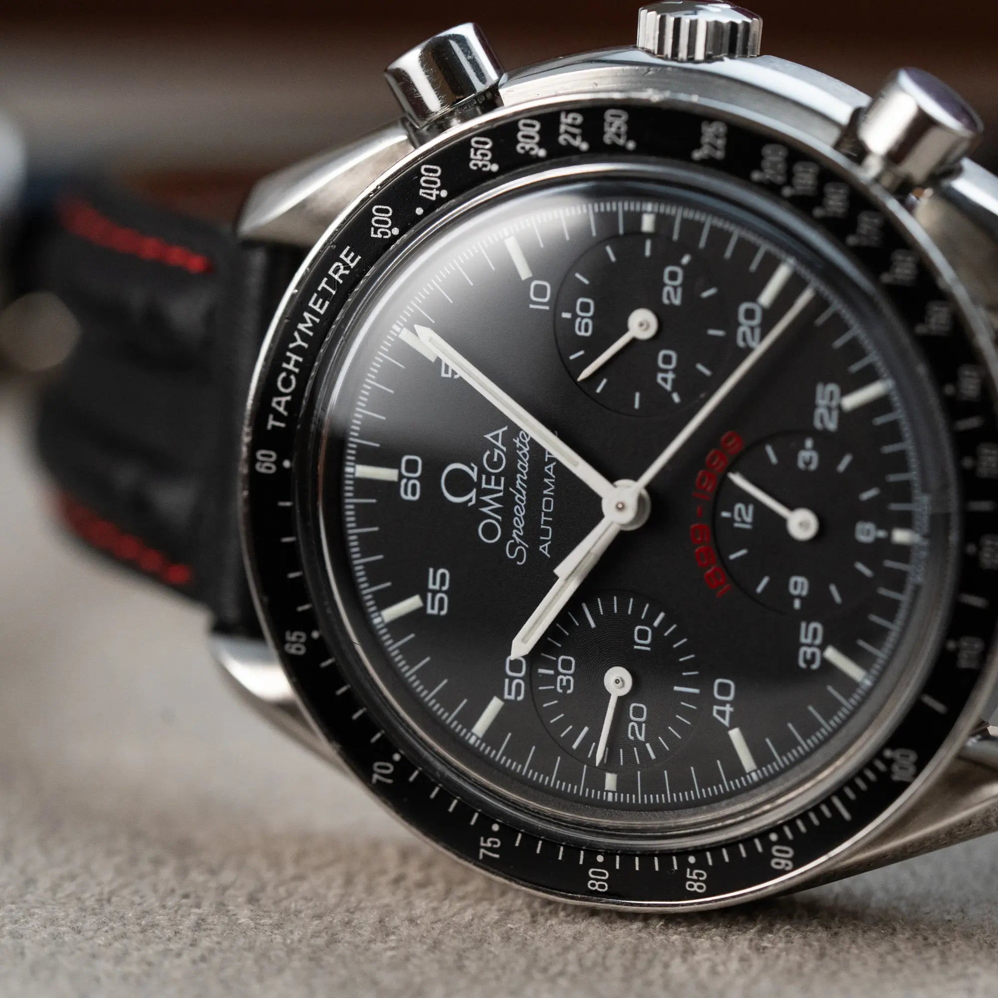 Detailaufnahme der Omega Speedmaster Reduced AC Mailand 100th Anniversary Limited Edition