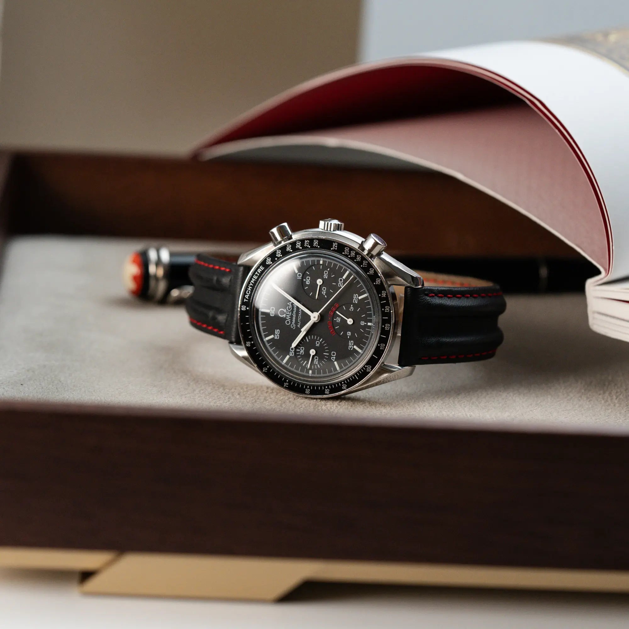 Produktfotografie der Omega Speedmaster Reduced AC Mailand 100th Anniversary Limited Edition