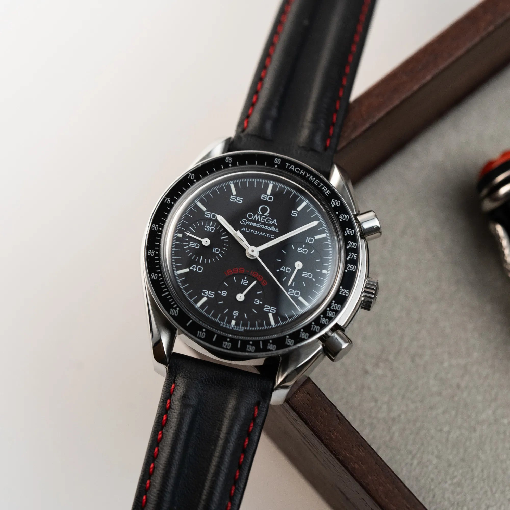 Produktfotografie der Omega Speedmaster Reduced AC Mailand 100th Anniversary Limited Edition