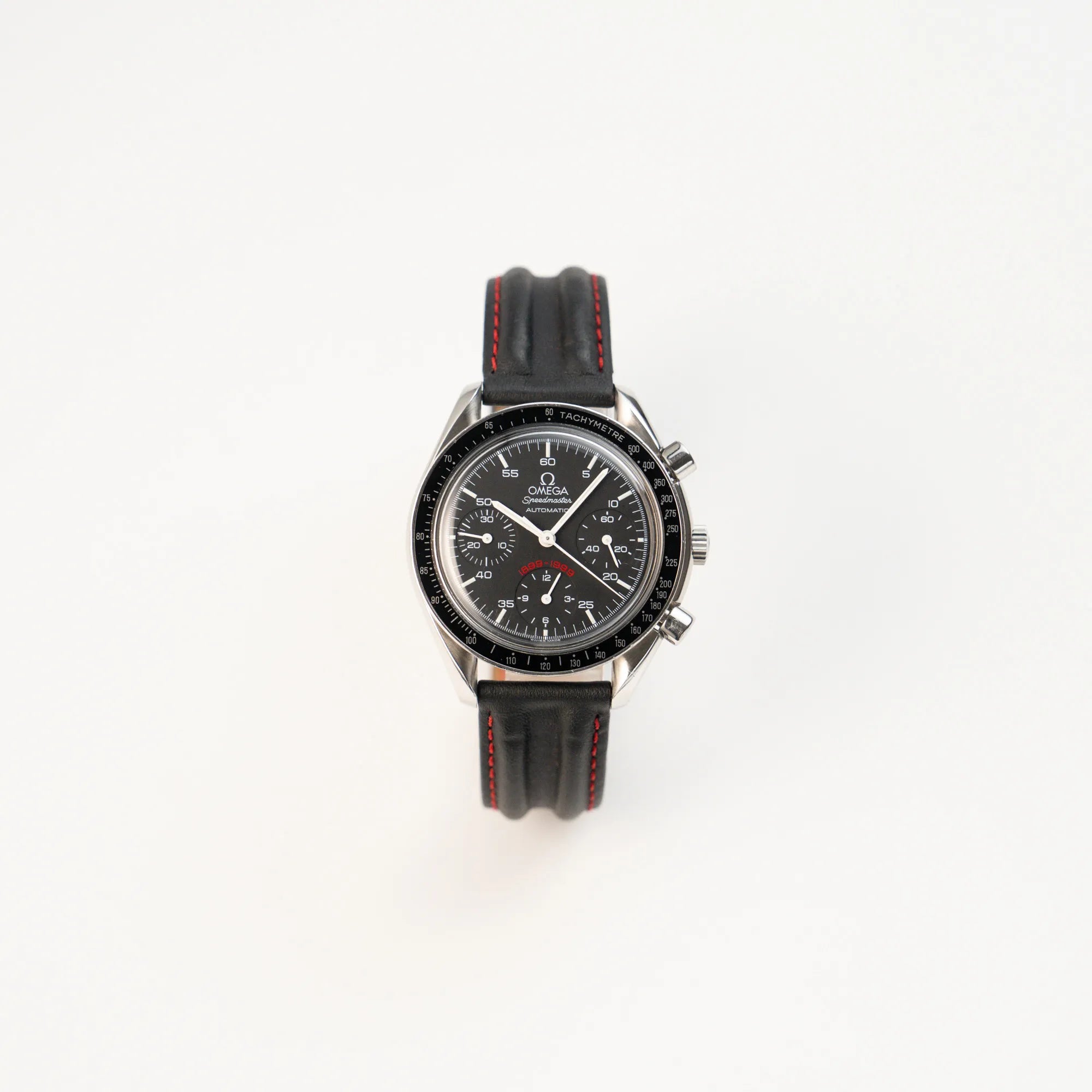 Frontale Ansicht der Omega Speedmaster Reduced AC Mailand 100th Anniversary Limited Edition