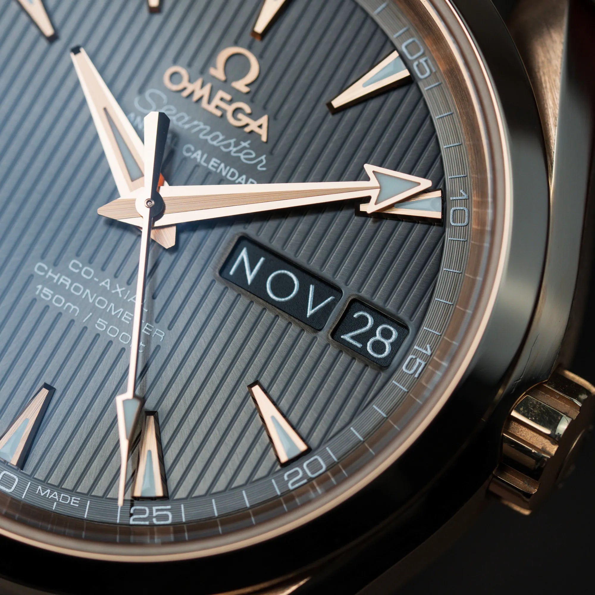 Detailaufnahem des Zifferblatts und der Lünette der Omega Seamaster Aqua Terra Annual Calender mit rosségoldenem Gehäuse