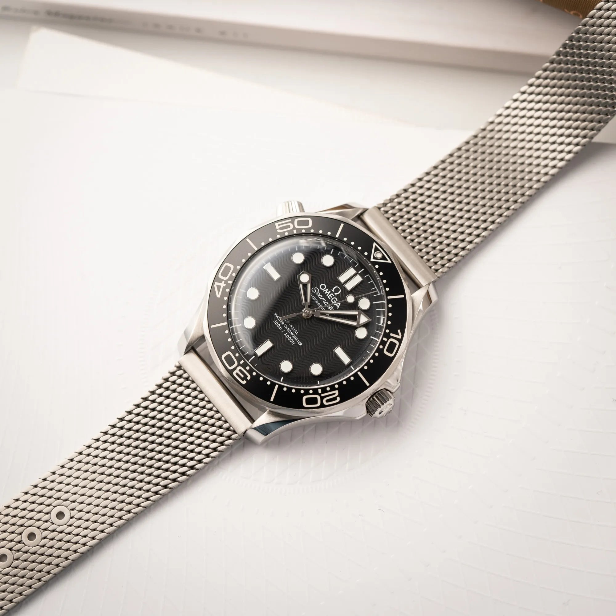 Omega Seamaster 300M Diver 210.30.42.20.01.010 mit dems schwarzen Zifferblatt im Wellen-Design am Milanese-Edelstahl-Armband