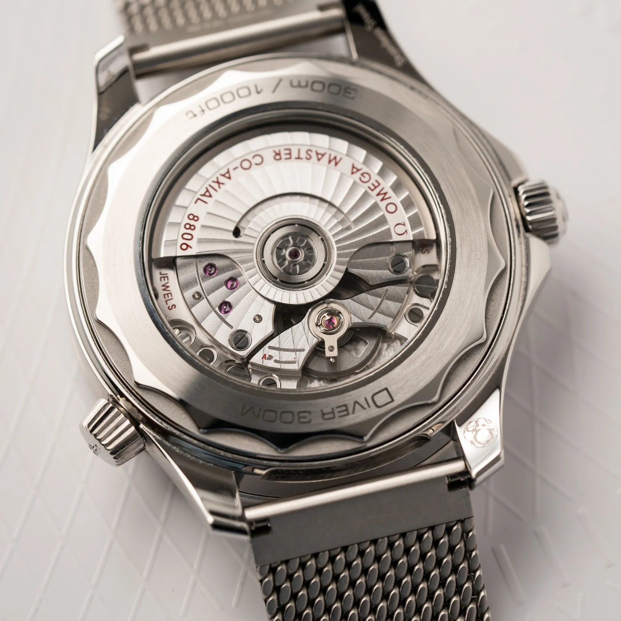 Gehäuseboden mit Sichtglas der Omega Seamaster 300M Diver 210.30.42.20.01.010 mit dems schwarzen Zifferblatt im Wellen-Design am Milanese-Edelstahl-Armband