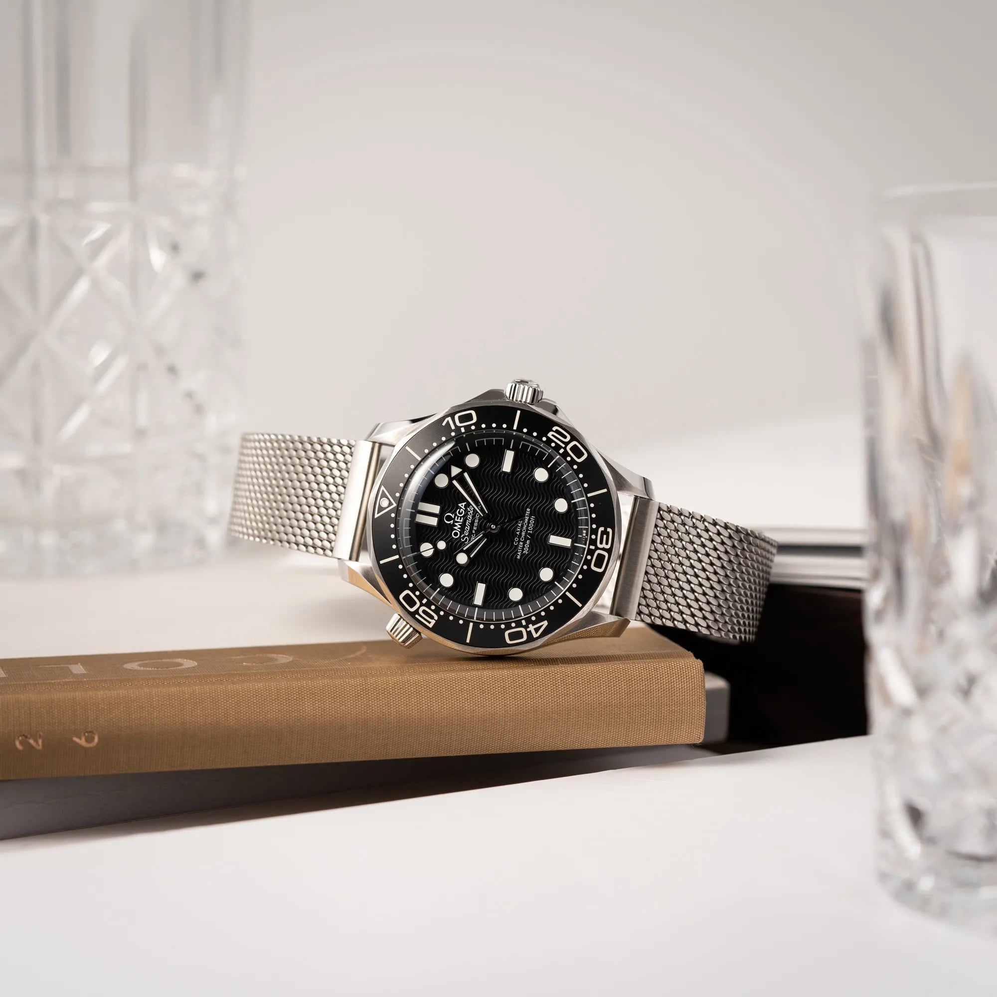 Produktfotografie der Omega Seamaster 300M Diver 210.30.42.20.01.010 mit dems schwarzen Zifferblatt im Wellen-Design am Milanese-Edelstahl-Armband im Neuzustand