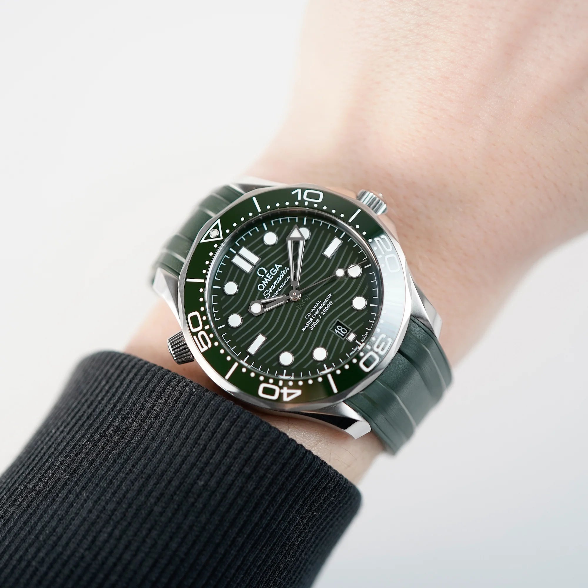 Mann trägt die Omega Seamaster Professional Diver 300m mit olivgrünem Zifferblatt für einen Wristshot am Handgelenk