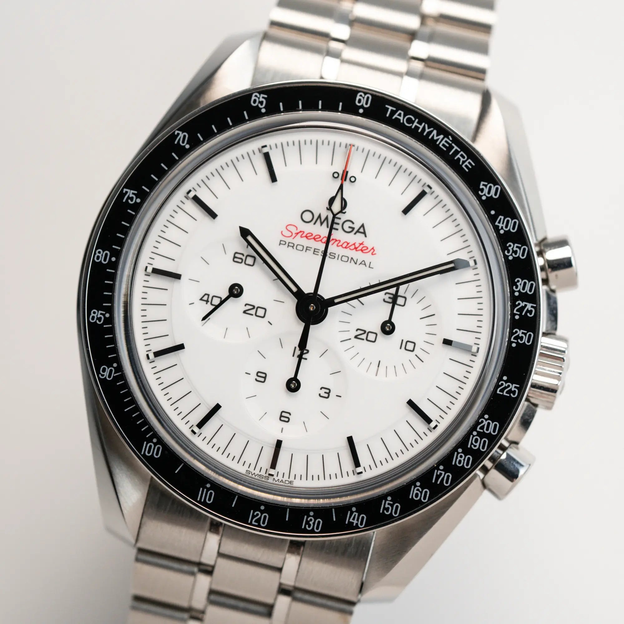 Detailaufnahme der der Speedmaster Professional Moonwatch von Omega mit dem neuen weißen Zifferblatt