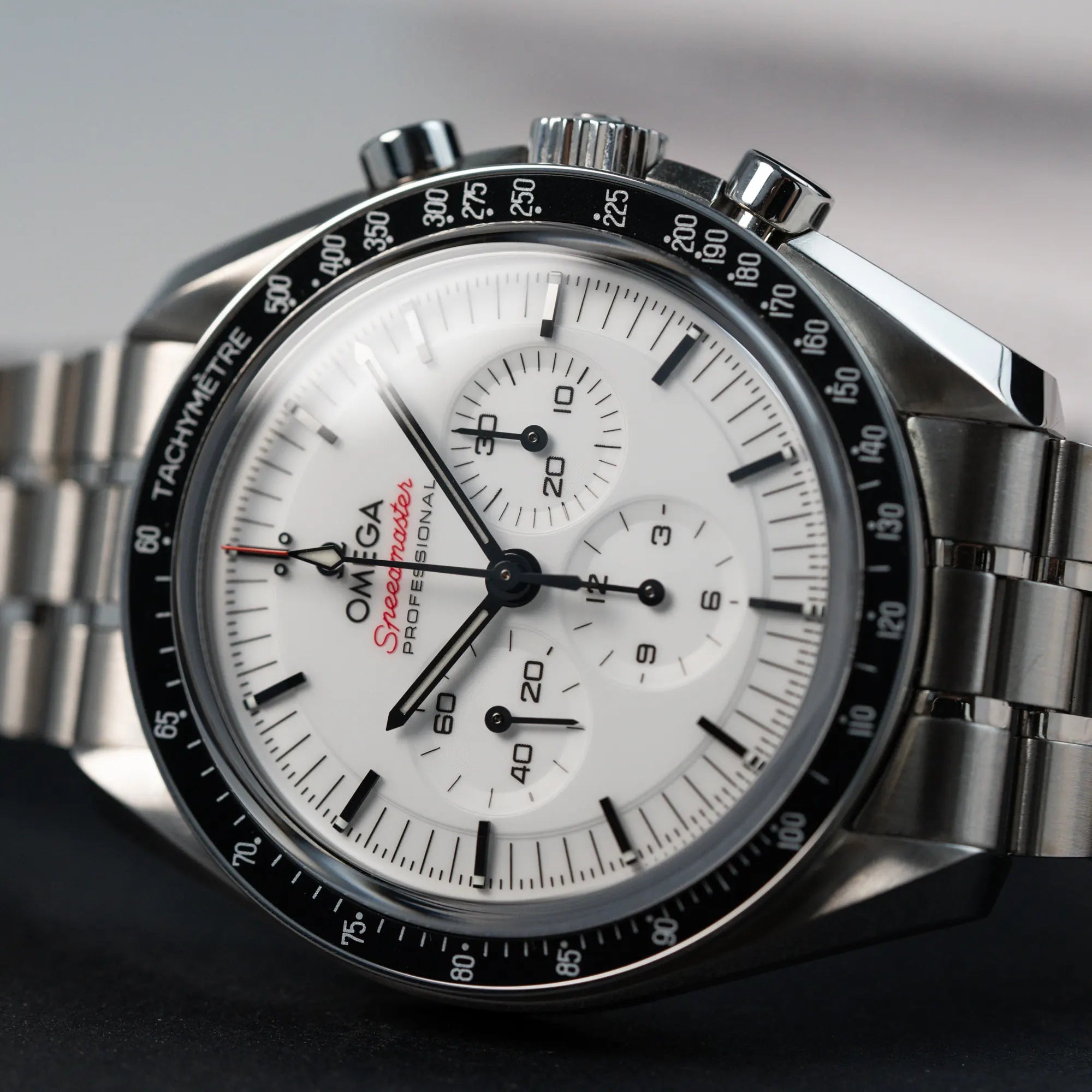 Detailaufnahme der auf dem seitlichen Gehäuse der der Speedmaster Professional Moonwatch von Omega mit dem neuen weißen Zifferblatt