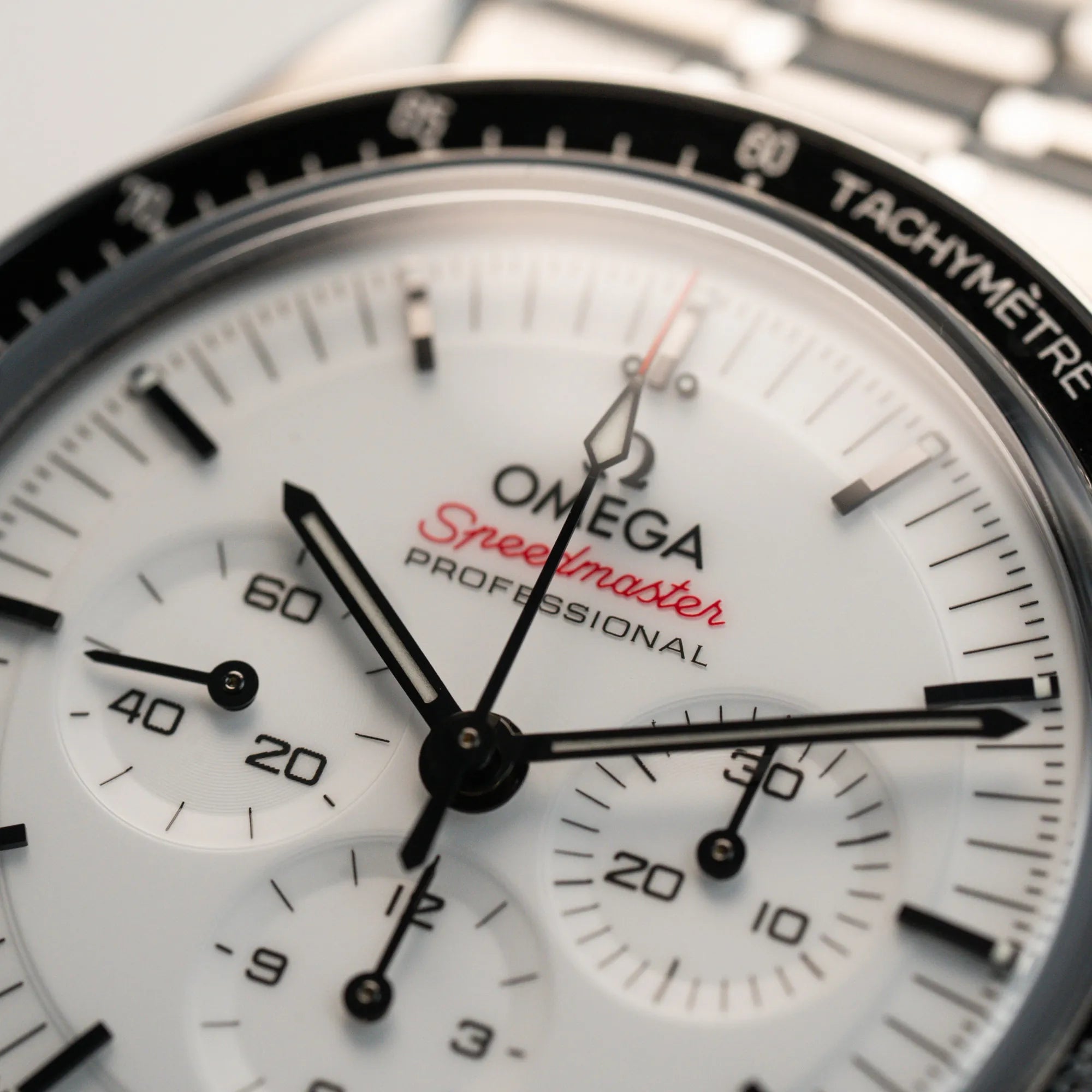 Makroaufnahme des weißen Zifferblatts der Speedmaster Professional Moonwatch von Omega mit der Referenz 310.30.42.50.04.001