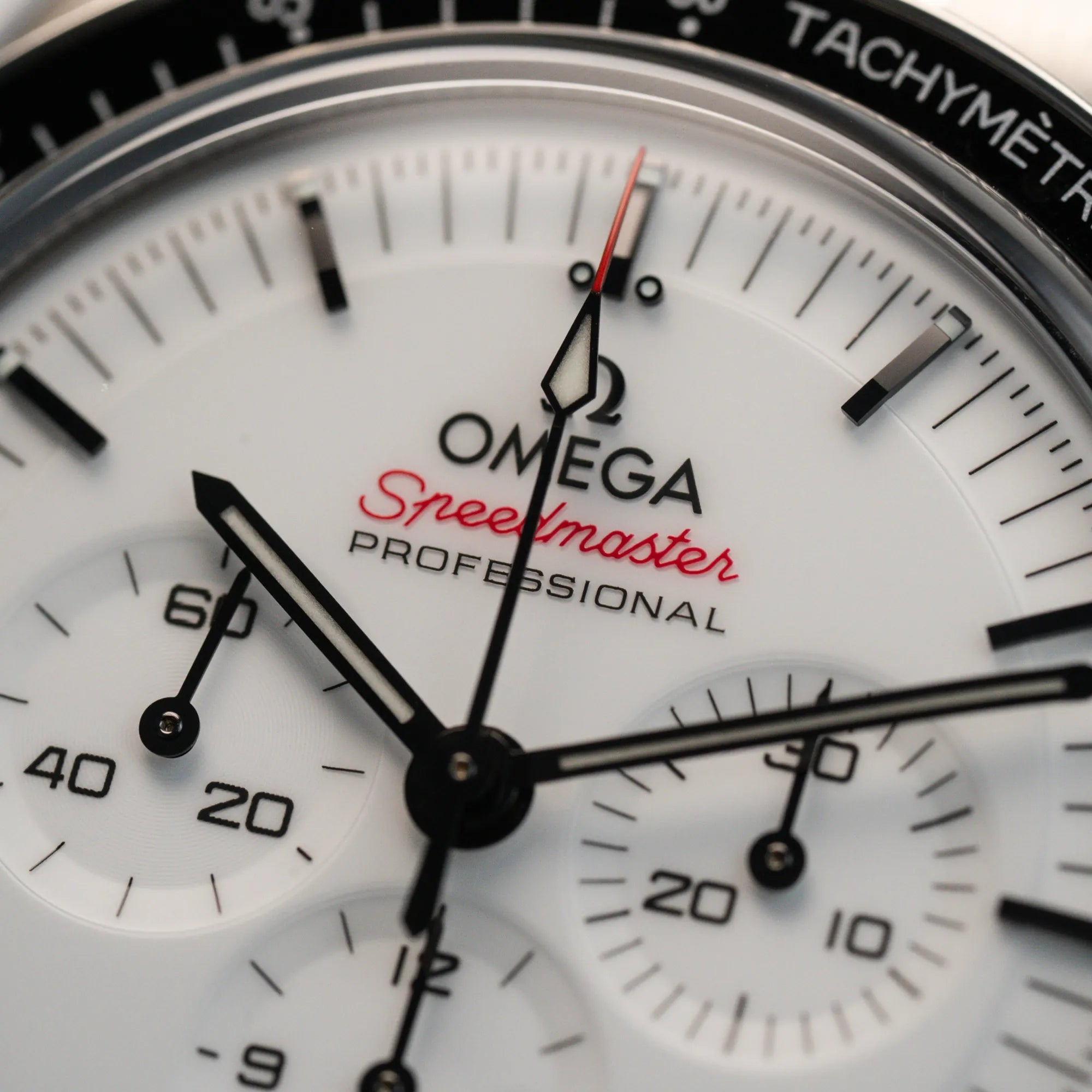 Makroaufnahme des Schriftzugs auf dem Zifferblatt der Speedmaster Professional Moonwatch von Omega mit dem neuen weißen Zifferblatt