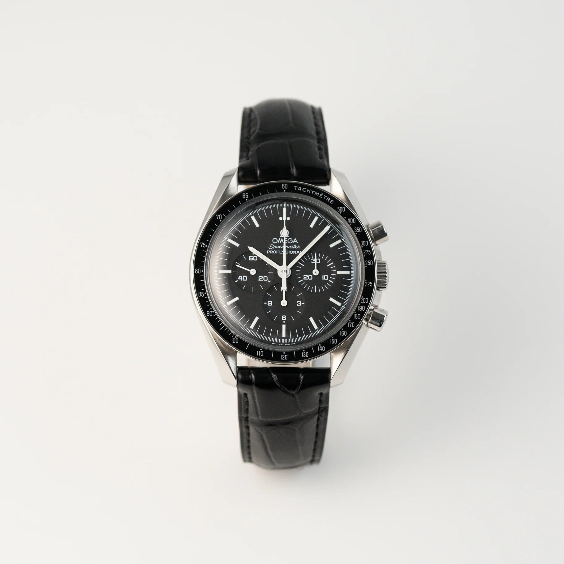 Frontale Ansicht der Omega Speedmaster Moonwatch Professional am schwarzen Lederband