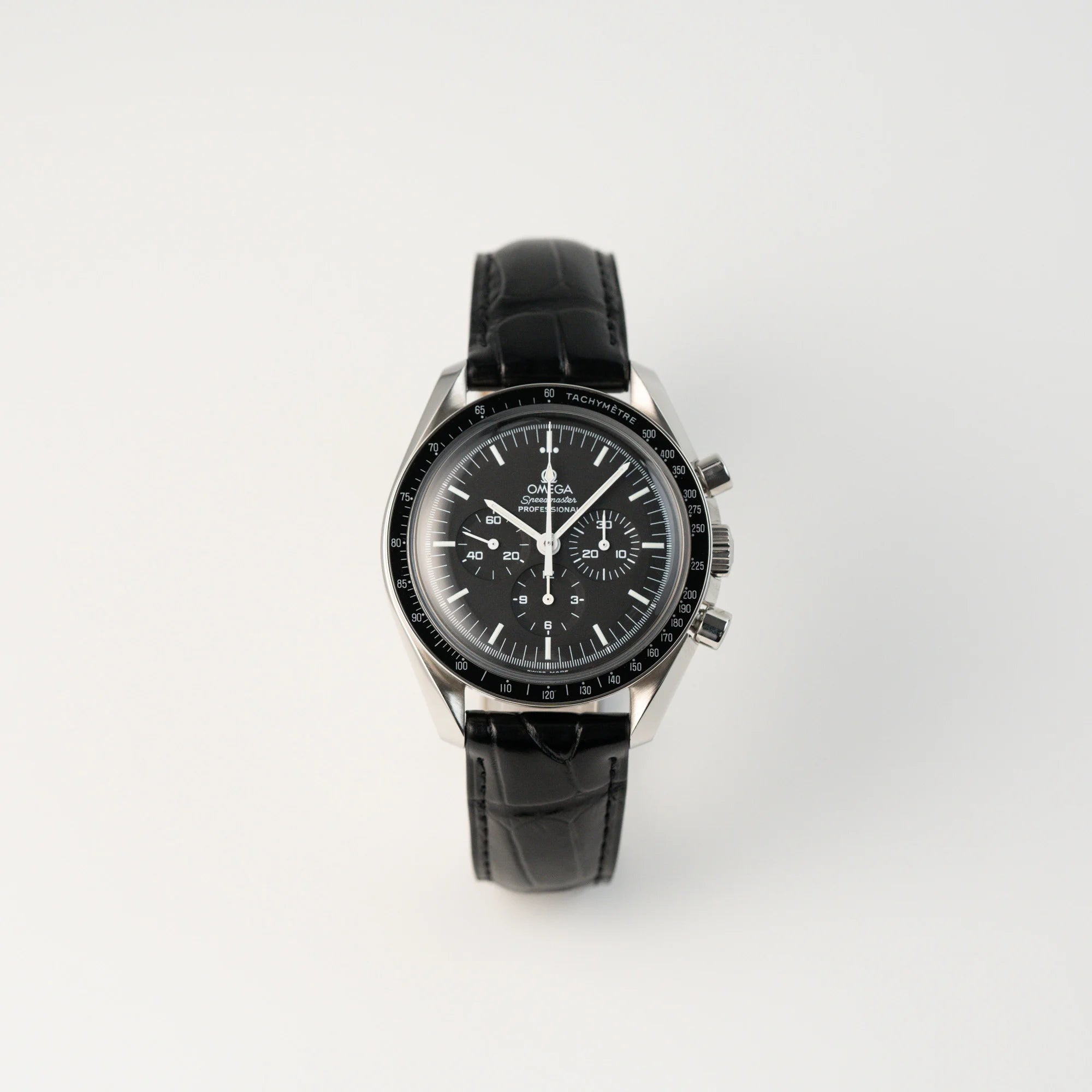 Frontale Ansicht der Omega Speedmaster Moonwatch Professional am schwarzen Lederband