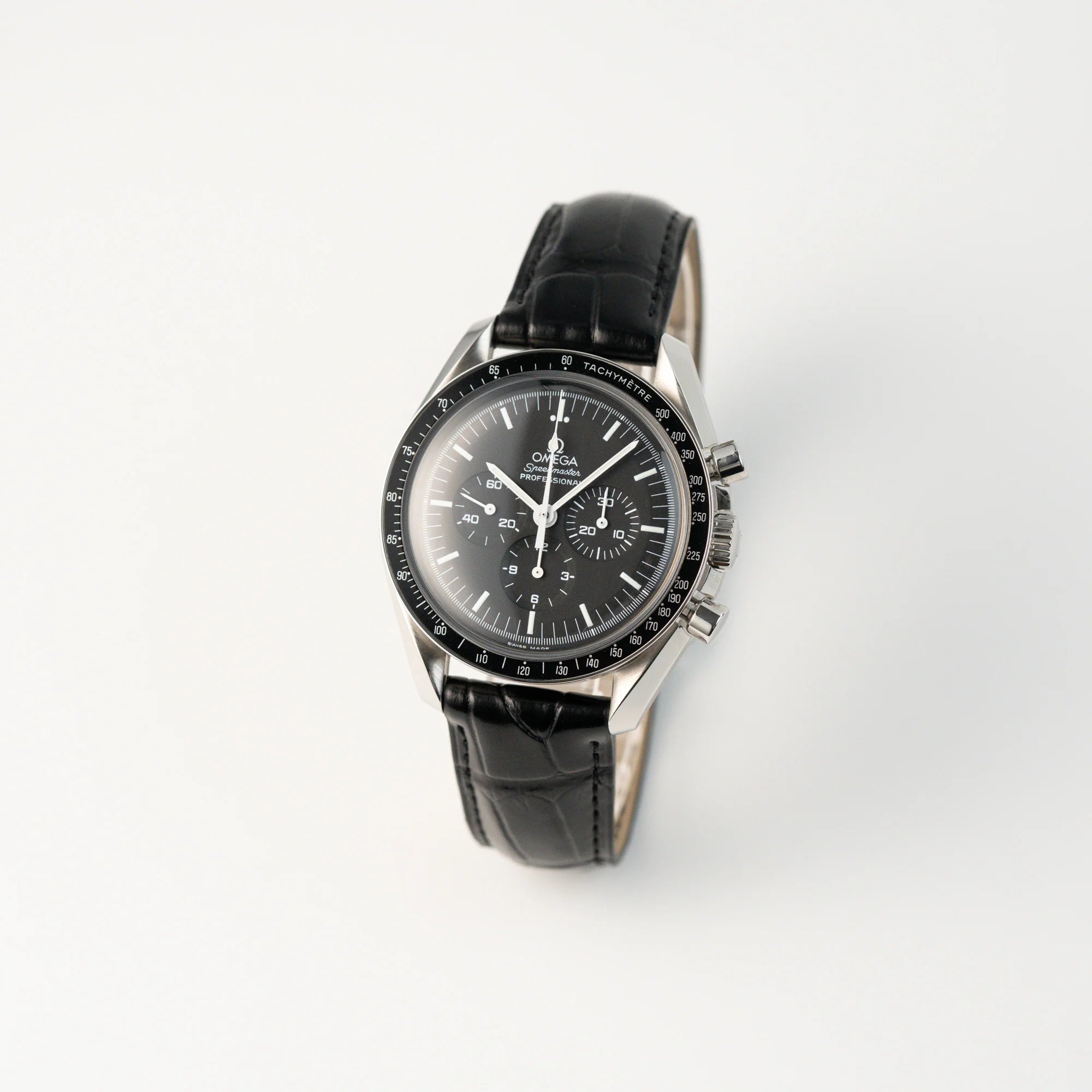 Leicht schräge Ansicht der Omega Speedmaster Moonwatch Professional am schwarzen Lederband