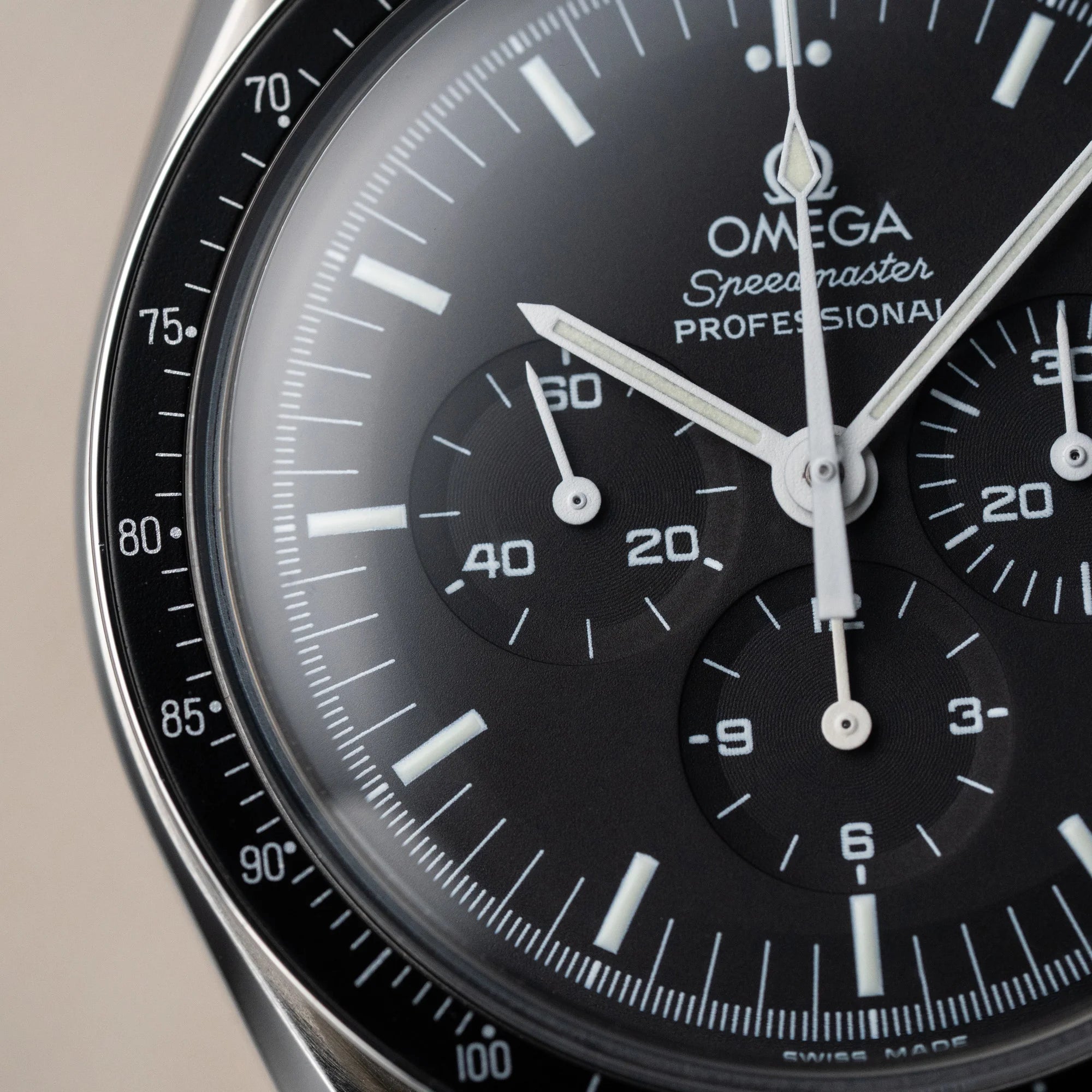 Makroaufnahme des Zifferblatts der Omega Speedmaster Moonwatch Professional am schwarzen Lederband