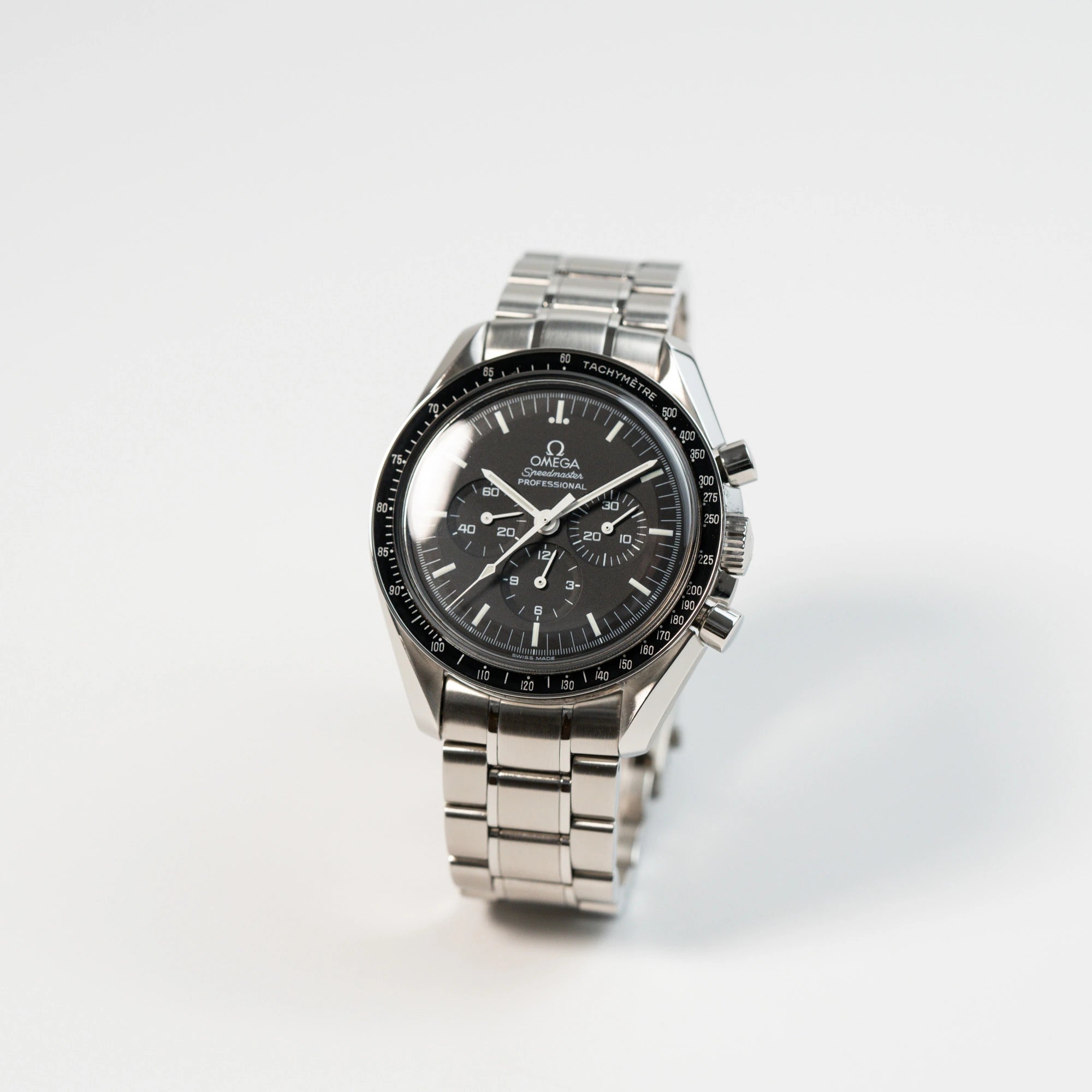 Leicht seitliche Ansicht der Omega Speedmaster Moonwatch Professional mit der Referenz 357.50.00 mit dem klassischen schwarzen Zifferblatt