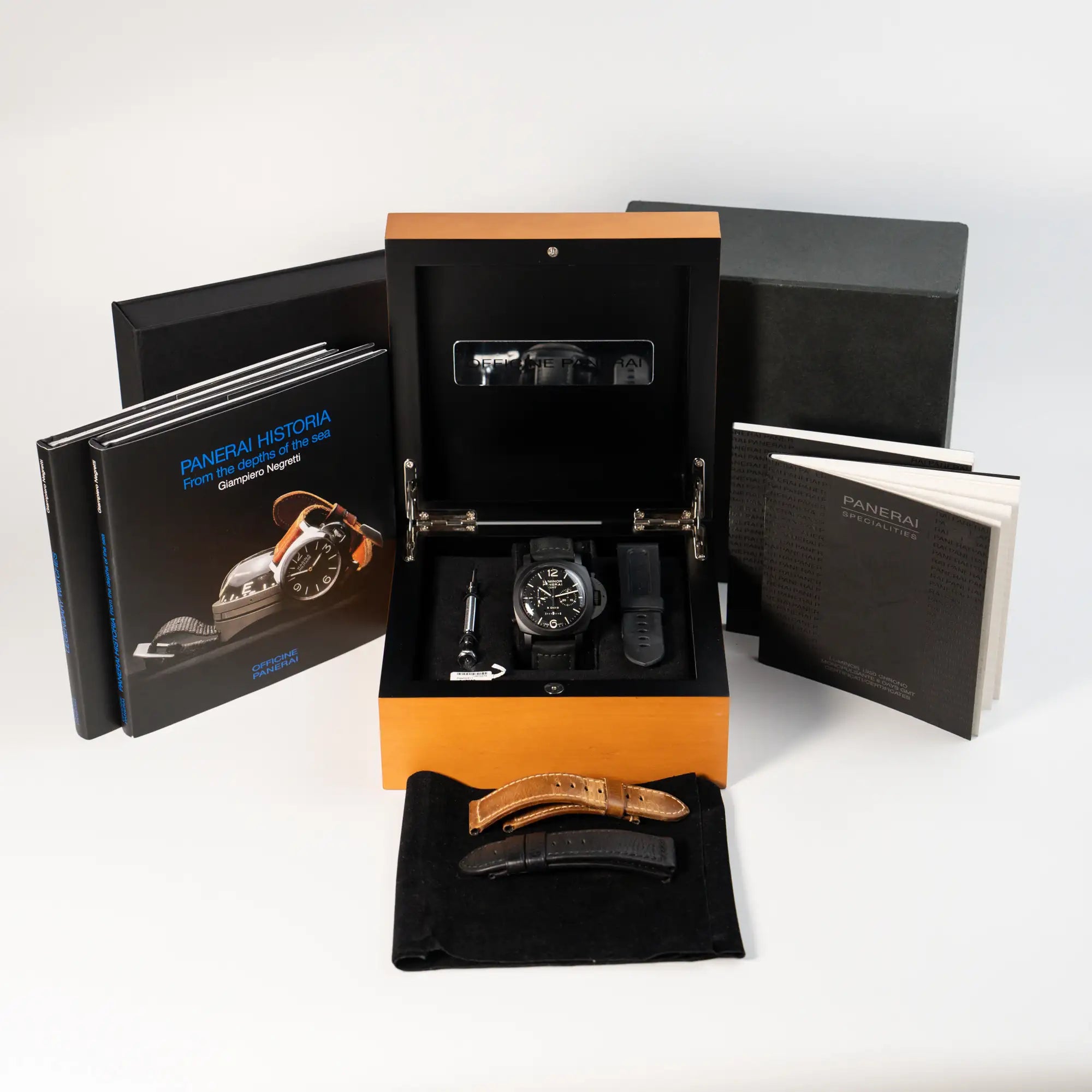 Panerai Luminor Monupulsante 8 Days mit schwarzem Keramik-Gehäuse zusammen mit dem Lieferumfang, bestehend aus Box, Papieren, allen Booklets sowie einem Silikon-Band, eibnem weiteren schwarzen Buffalo Lederband und einem braunen Lederband