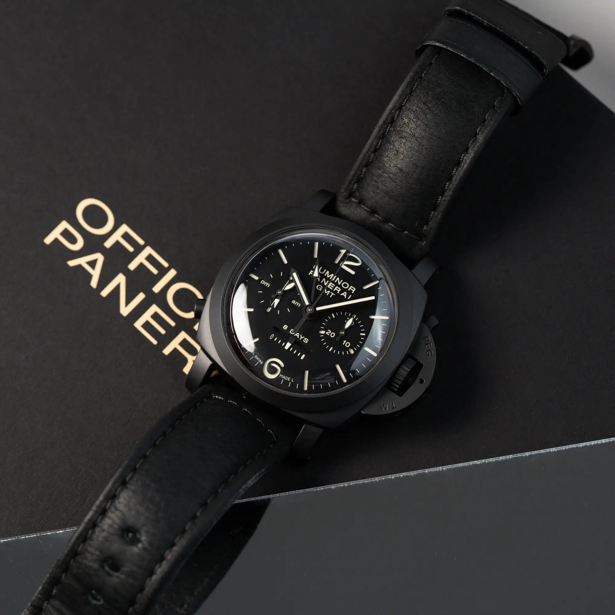 Produktfotografie der Panerai Luminor Monupulsante 8 Days mit schwarzem Keramik-Gehäuse