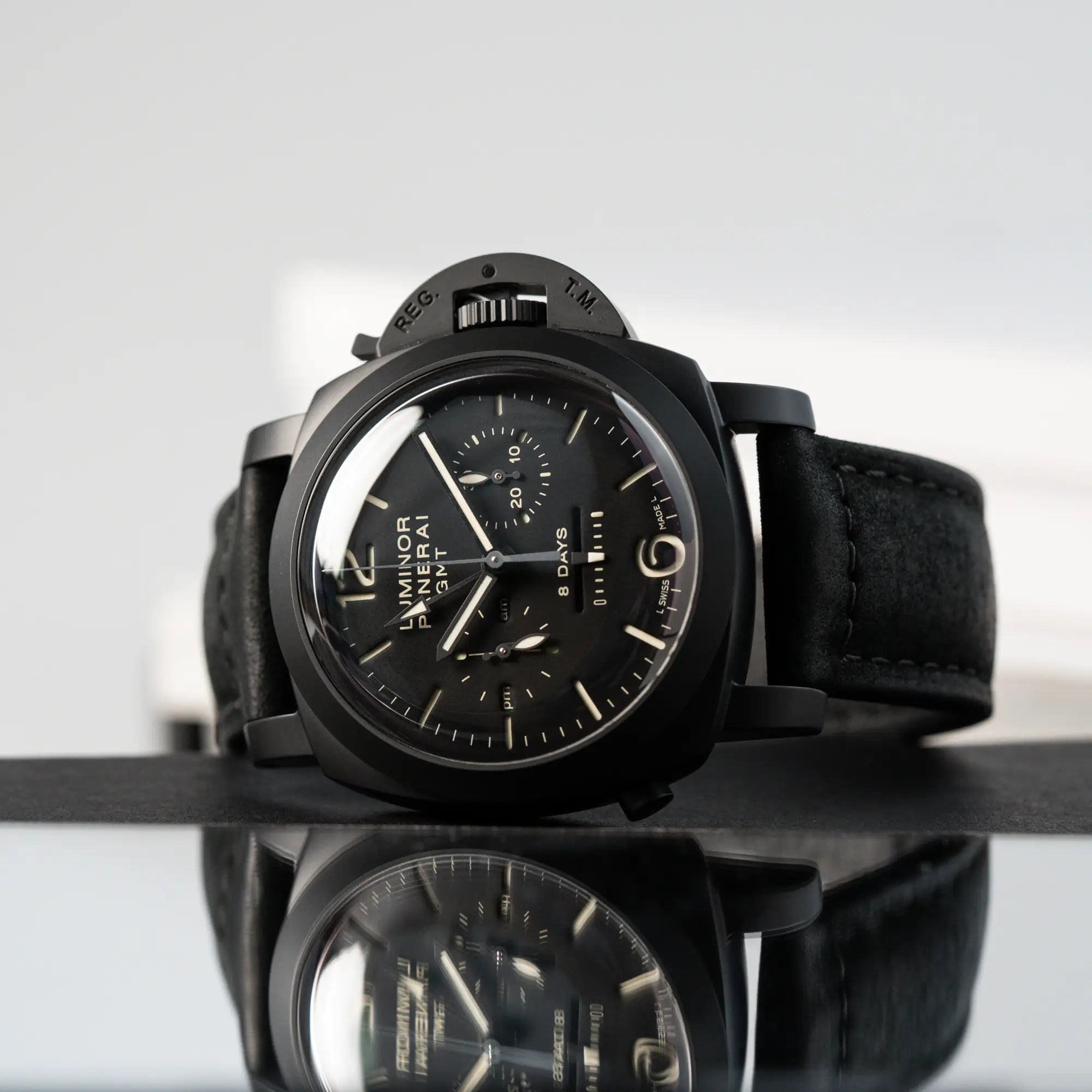 Produktfotografie der liegenden Panerai Luminor Monupulsante 8 Days mit schwarzem Keramik-Gehäuse mit creme-weißen Indizes