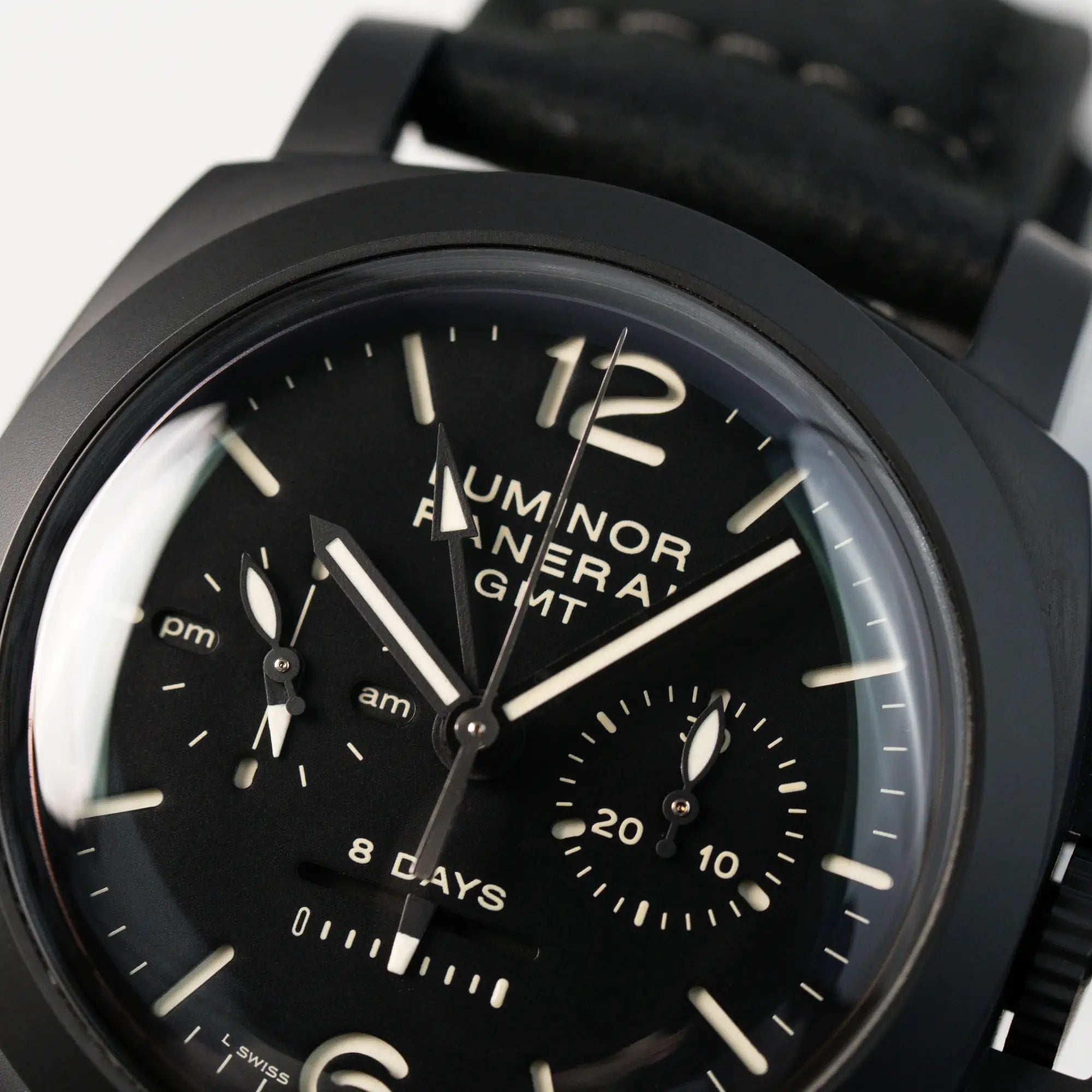 Detailaufnahme der Panerai Luminor Monupulsante 8 Days mit schwarzem Keramik-Gehäuse mit creme-weißen Indizes