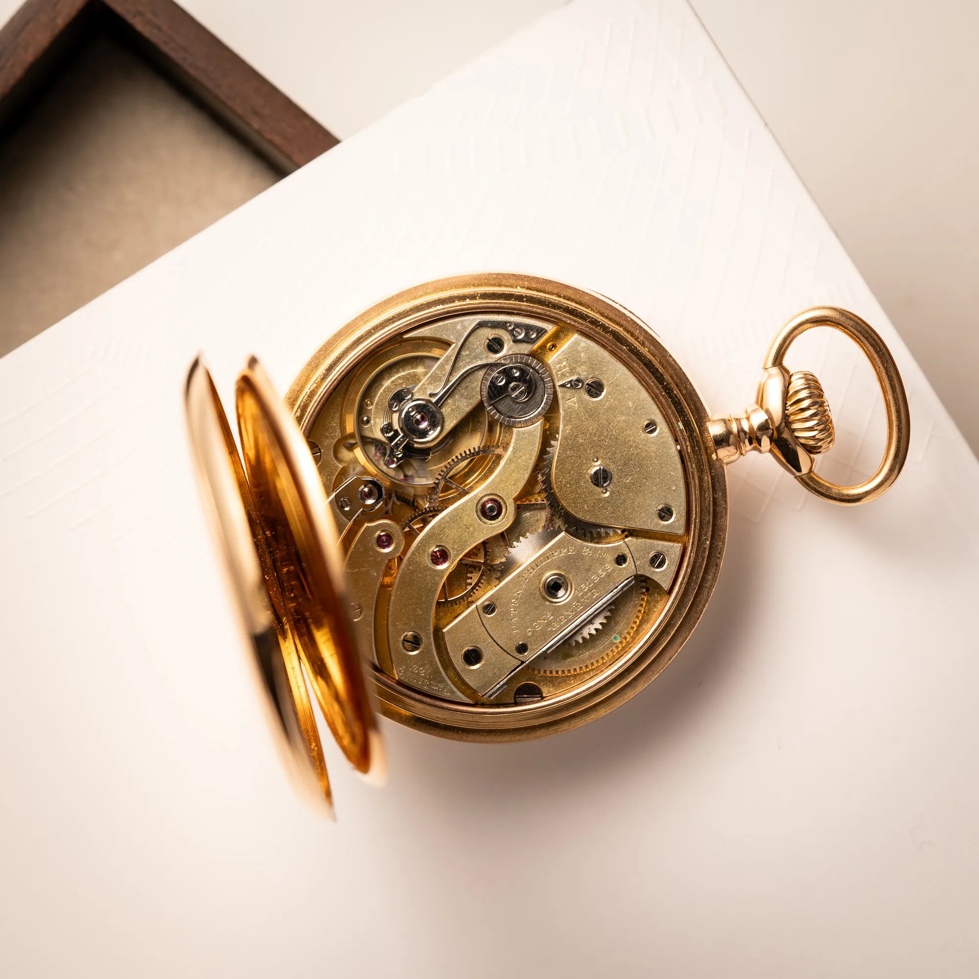 Blick auf das Uhrwerk der Patek Philippe Gondolo Taschenuhr aus 18k Gelbgold mit weißem Zifferblatt und römischen Indizes