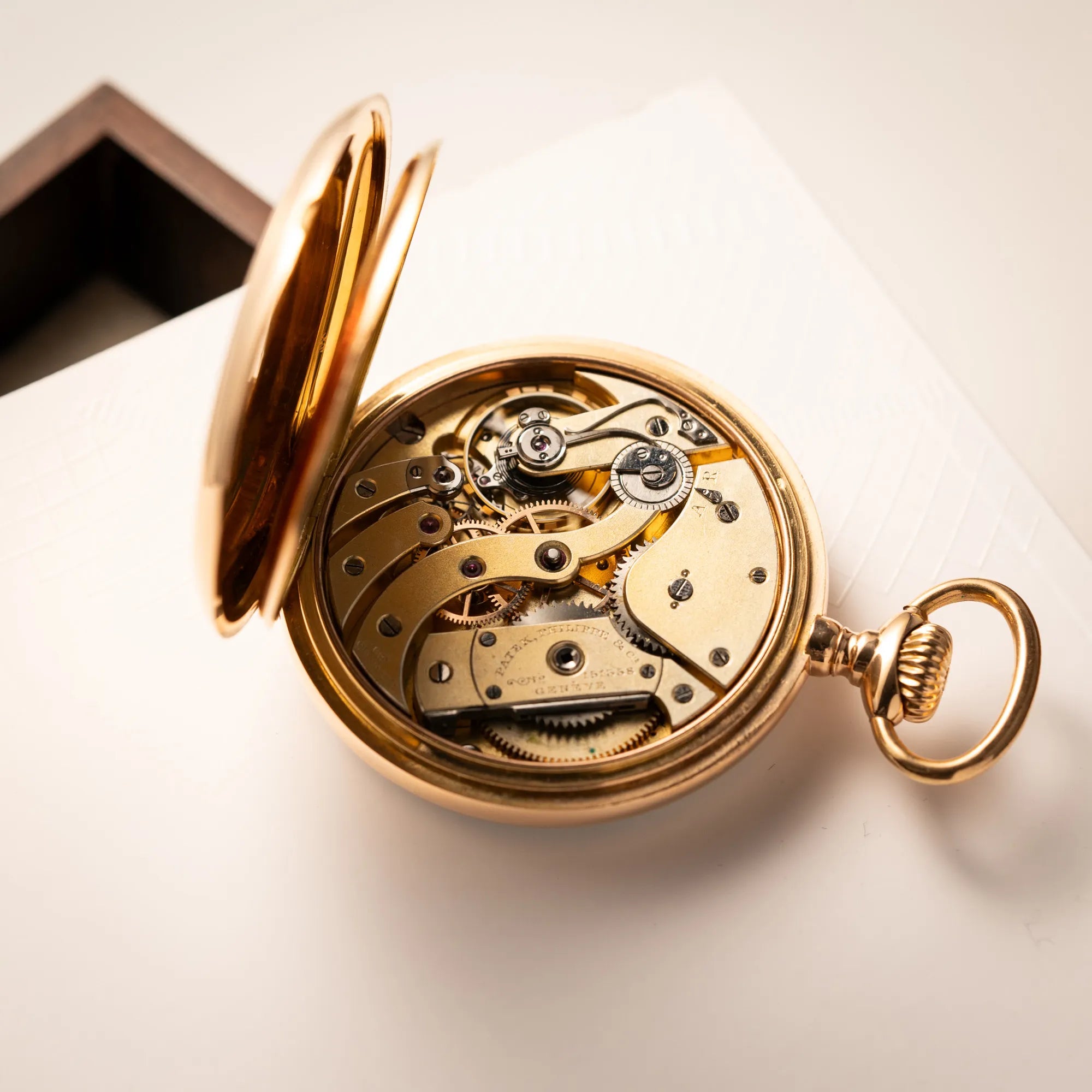 Produktfotografie der Patek Philippe Gondolo Taschenuhr aus 18k Gelbgold mit weißem Zifferblatt und römischen Indizes zeigt das Handaufzug-Caliber