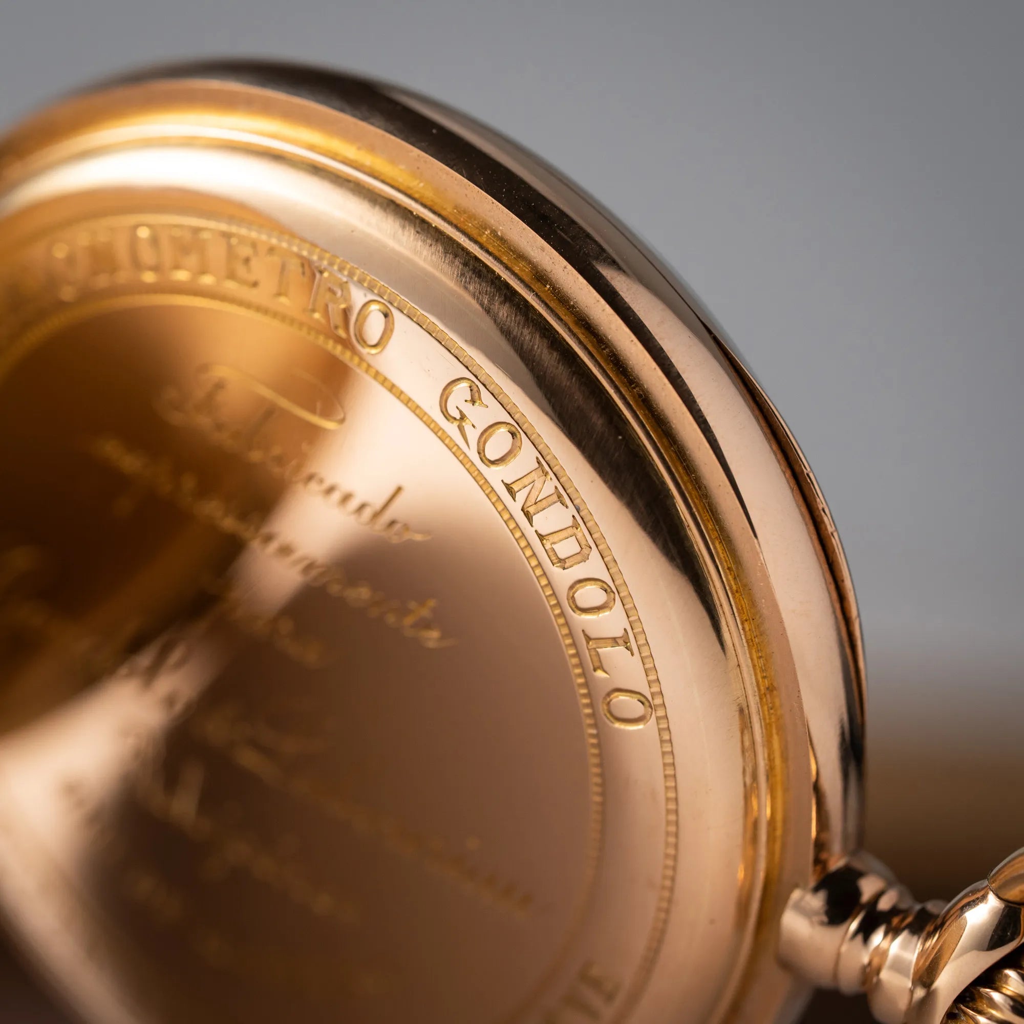Gondolo Gravur im Gehäuse der Patek Philippe Gondolo Taschenuhr aus 18k Gelbgold mit weißem Zifferblatt und römischen Indizes